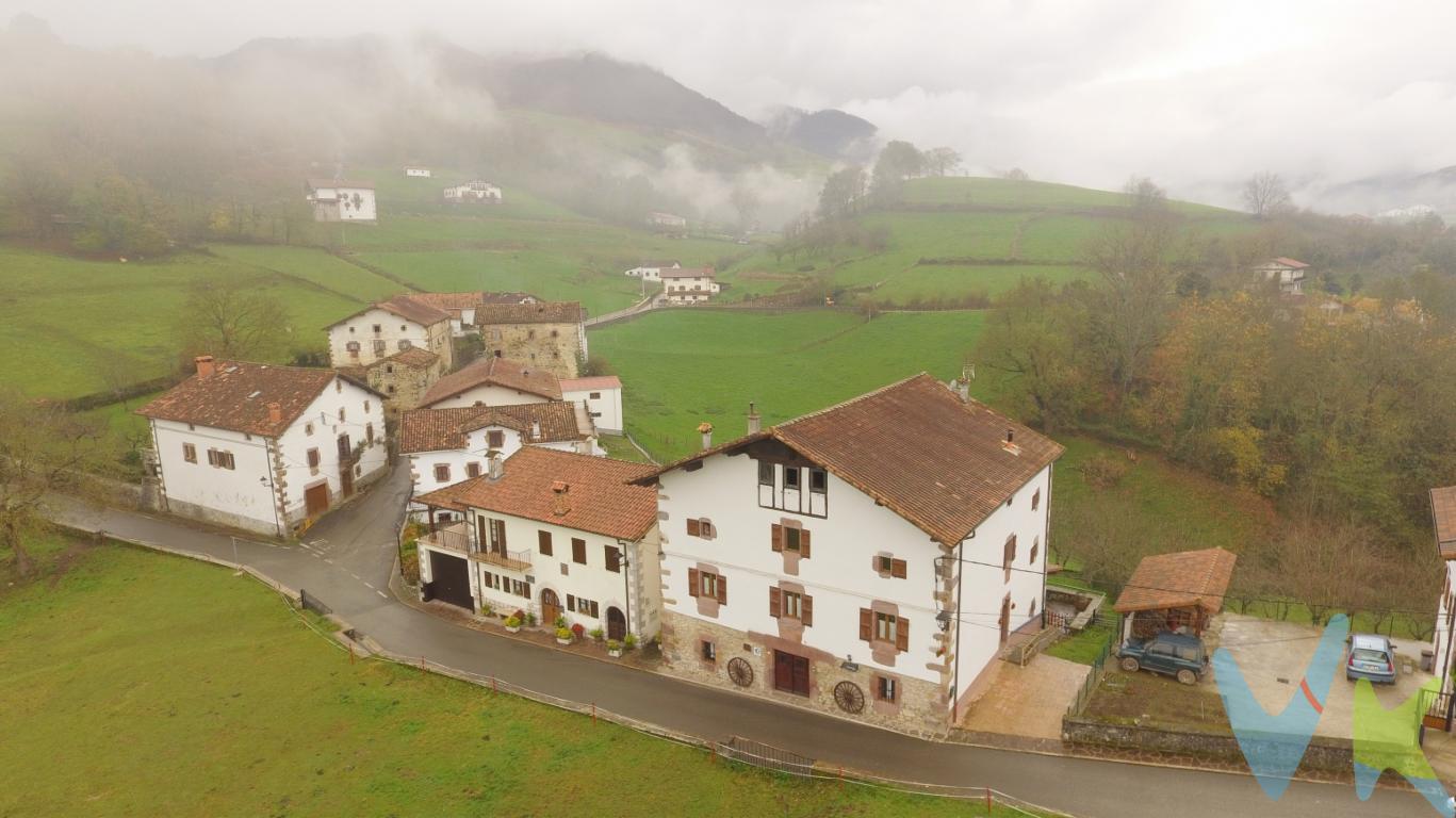 Presentamos en venta La Posada de Ziga  una casa rural de tres estrellas con posibilidad de convertirse en Hotel Rural, ubicada en el pueblo de Ziga en el Valle de Baztán, conocido como la Suiza Navarra. Excelente ubicación a 8 km de Elizondo, 42 km de Pamplona, 68 km de San Sebastián y a menos de 40 km de Francia.Consta de cuatro plantas que suman una superficie construida de 788m² y habitable de 680m² aproximadamente. En la parte trasera se encuentra el porche y el jardín de unos 170m² aprox. También cuenta con un terreno extra a las afueras de unos 800m² que tiene un cobertizo para la leña.La primera y la segunda planta están dedicadas específicamente al turismo. En la primera podemos disfrutar de la sala de lectura o descanso, la cocina y también de dos comedores, uno para el desayuno y otro para la cena. Este último dispone de una chimenea de fuego bajo. En esta planta se encuentra la sala de calderas en la que se trabaja con energía renovable (biomasa). La segunda planta se destina al alojamiento rural, esta dispone de tres habitaciones estándar con baño incorporado y una suite apartamento con baño y cocina y la peculiaridad de una lavadora de hace más de tres siglos...La tercera planta se destina al uso particular y se distribuye en dos amplios salones con una chimenea de fuego bajo, tres habitaciones, un baño y un office con nevera, microondas y fregadero.La cuarta planta o desván de unos 140m² aprox. se encuentra para restaurar y poner el suelo. También posee una chimenea.Todas las ventanas de la posada están cambiadas y son de aluminio doble cristal para conseguir el aislamiento perfecto.Ideal para inversores o para negocio familiar. Actualmente con una gran rentabilidad, se vende por traslado laboral.Excelentes puntuaciones en redes: Brookings  9,4 sobre 10. TripAdvisor 5 sobre 5 y Google 4,7 sobre 5.No dudes en contactarnos y te ampliaremos la información. Puedes realizar el tour virtual a traves del siguiente enlace: https://tours.keepeyeonball.com/Tour/6ea7860e-efb1-4a6e-a9e2-85446b6d1f01Adjuntamos también el enlace del video que contiene toda la información del negocio: https://youtu.be/VY2ISQhW0Jo