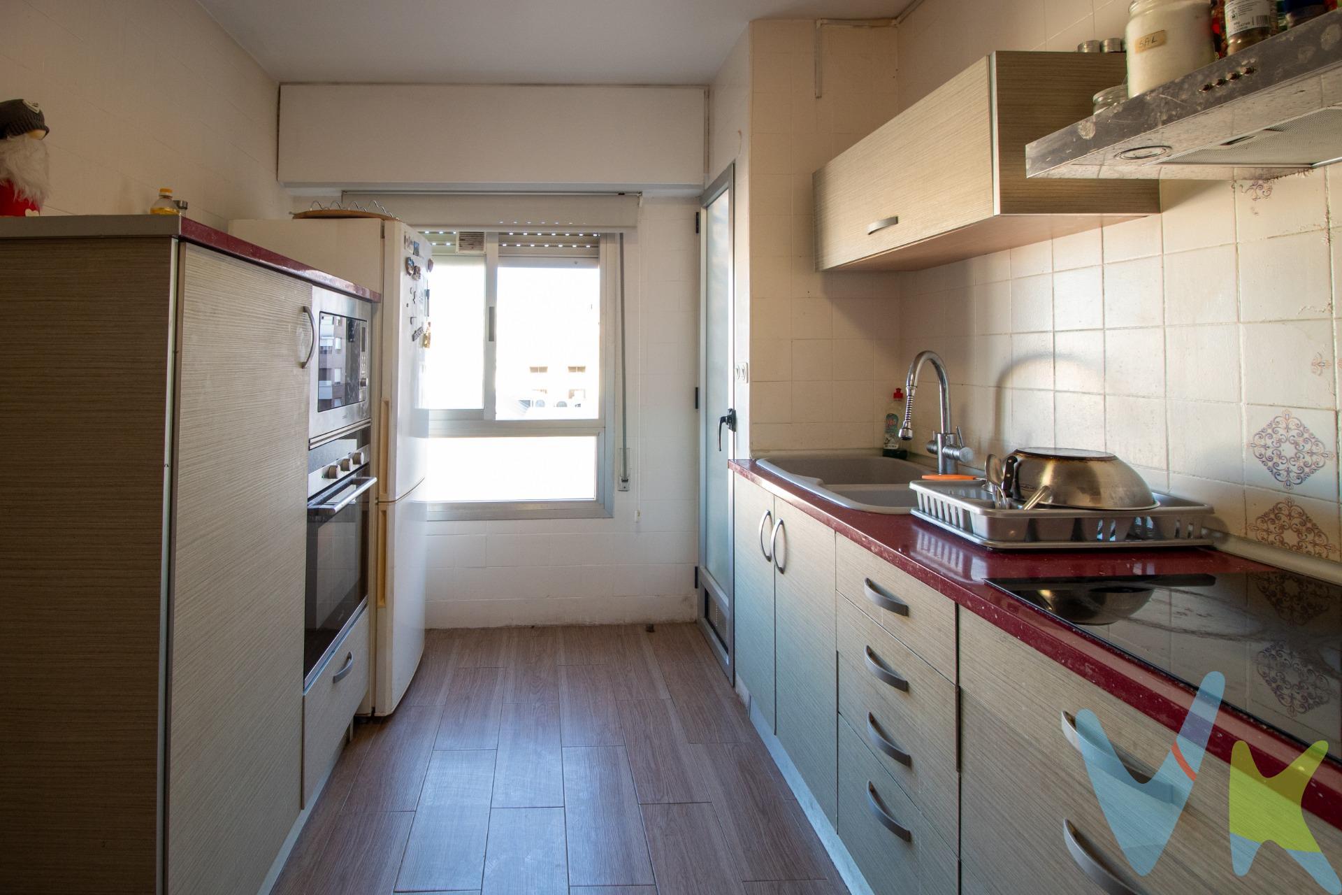 ¿Estás buscando un hogar espacioso, cómodo y bien ubicado? Este fantástico piso de 4 habitaciones en el centro de Alzira es justo lo que necesitas. Situado en una zona privilegiada, te ofrece la comodidad de tener todos los servicios a tu alcance: supermercados, colegios, parques, transporte público y mucho más. Este piso todo exterior se caracteriza por su luminosidad natural, gracias a sus amplios ventanales que permiten que la luz inunde cada rincón. Cuenta con cuatro habitaciones espaciosas, ideales para familias, estudios o incluso para convertir alguna en un despacho o sala de juegos. Dispone de dos baños completos, diseñados para tu comodidad y la de tu familia. La zona de salón comedor es amplia y acogedora, perfecta para disfrutar de momentos en familia o con amigos, con acceso directo a las vistas exteriores que aportan una sensación de amplitud y bienestar. La cocina independiente es moderna y totalmente equipada, ideal para preparar tus platos favoritos en un espacio cómodo y funcional. Además, su diseño exterior garantiza que siempre esté bien iluminada y ventilada. Este piso es una oportunidad única para quienes buscan vivir en una zona céntrica, con todas las comodidades y en un hogar luminoso y acogedor. ¿Te gustaría visitarlo o recibir más información? ¡No dudes en contactarnos! Estaremos encantados de ayudarte a encontrar tu nuevo hogar en Alzira.