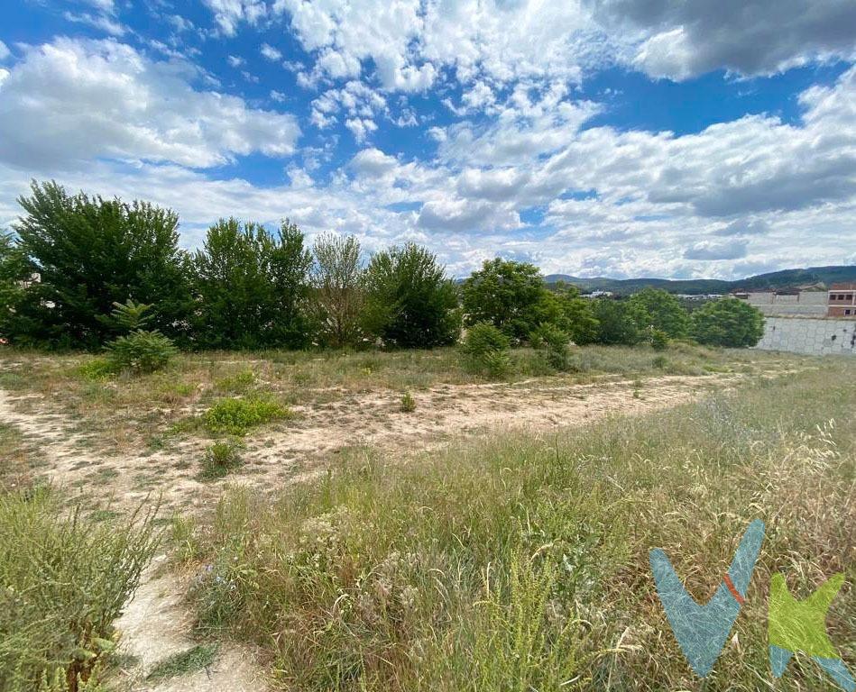 ¡No pierdas la oportunidad de construir la casa de tus sueños en un terreno urbano y urbanizable de 450 metros cuadrados en Albaida! Este terreno cuenta con una ubicación privilegiada en una zona tranquila y residencial, perfecta para disfrutar de la tranquilidad y el confort que mereces. . Además, su tamaño permite la construcción de un chalet adosado de dos plantas, con todas las comodidades y detalles que deseas. ¡No lo pienses más y haz realidad tu proyecto de vida en este maravilloso terreno!. VENTA:. PVP 48.000€.  Gastos e impuestos no incluidos en el precio. La compra conlleva impuestos y gastos de formalización para el comprador. A título orientativo se informa que en segundas transmisiones el  ITP  con carácter general en  Valencia  es del  10%, pudiendo existir otros tipos impositivos atendiendo a  las circunstancias  personales del comprador u otras circunstancias previstas legalmente. Base imponible del impuesto el mayor valor entre el precio de compraventa, la tasación o el valor de referencia catastral. En cuanto a los gastos de  notaría y registro, en su caso,  suelen oscilar aprox; entre 1,5% y 2,5% (aranceles variables según precio, n.º de copias y complejidad). El comprador elige notario. Si el comprador precisase de  hipoteca: tasación, condiciones y costes bancarios serán según entidad elegida por el comprador, así como los gastos de gestoría, y cualesquiera otros gastos inherentes a la formalización de la compraventa que legalmente correspondan a la parte compradora, salvo pacto expreso en contrario con el vendedor. El consumidor tiene,  conforme a la normativa vigente, a su disposición información y documentación adicional relativa al inmueble y condiciones de la compraventa, que podrá ser consultada en C/Joaquín Costa 4, bajo 46005 Valencia o urbe2@remax.es. Honorarios de mediación inmobiliaria a cargo del  COMPRADOR: (3000€ del precio final de venta más IVA (21%), salvo otro pacto.); y  de VENDEDOR (según acuerdo con el mismo). . Se informa al consumidor que la agencia actúa como intermediaria inmobiliaria en la operación, estando cualquier eventual compraventa y sus condiciones sujeta a la aceptación expresa del propietario-vendedor y a la posterior formalización del correspondiente contrato.