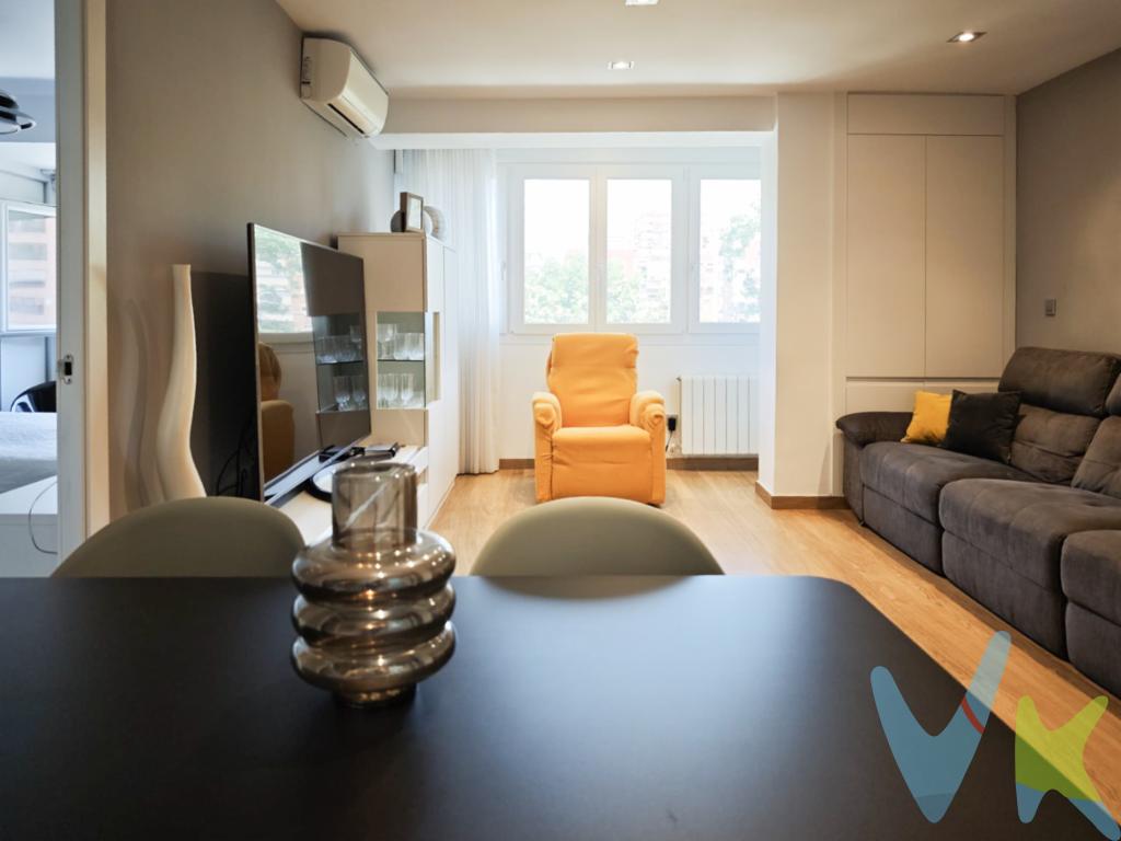  En el corazón del encantador barrio de Algirós - Ciutat Jardí, en la vibrante ciudad de Valencia, se presenta este magnífico piso en venta que combina confort, ubicación y estilo. La vivienda cuenta con una superficie útil de 99 metros cuadrados, garantizando espacio y comodidad para toda la familia.Este amplio inmueble dispone de 102 metros cuadrados construidos, distribuidos inteligentemente para optimizar cada rincón de la vivienda. Consta de tres luminosas habitaciones que ofrecen el equilibrio perfecto entre privacidad y convivencia. Perfecto para familias o para aquellos que buscan tener espacio adicional para una oficina en casa o un cuarto de invitados. El trastero disponible es ideal para guardar todos los enseres que no desee tener a la vista pero que siempre son necesarios.La vivienda se vende completamente amueblada y con electrodomésticos incluidos, lo que representa una gran ventaja para aquellos que desean trasladarse sin preocupaciones. Cada rincón de esta propiedad emana calidez y funcionalidad, permitiendo que la familia pueda disfrutar de la convivencia desde el primer día. La cocina, equipada con lo necesario, es un espacio agradable para cocinar y compartir momentos especiales.Además de su interior acogedor, el edificio cuenta con un ascensor, integrando accesibilidad y comodidad, especialmente beneficiando a quienes planean hacer de este lugar su hogar por muchos años. La ubicación es otro de los grandes atractivos de esta propiedad. Con el metro y diversas líneas de autobús cercanas, los desplazamientos a cualquier punto de Valencia son rápidos y sencillos, lo que convierte a este piso en una opción especialmente atractiva para aquellos que desean moverse por la ciudad sin depender únicamente del coche aunque si asi lo deseas tendrás la oportunidad de adquirir una plaza de aparcamiento. El barrio de Algirós - Ciutat Jardí es conocido por su ambiente amigable y su amplia oferta de servicios. La cercanía a colegios, parques, supermercados y tiendas hace que la vida diaria sea especialmente cómoda. Familias, profesionales y estudiantes encuentran en esta zona un lugar idóneo para establecerse gracias a la calidad de vida que ofrece.Para quienes valoran la calidad y la conveniencia, esta propiedad es una oportunidad única de realizar una inversión inteligente en el mercado inmobiliario. Ofreciendo un equilibrio perfecto entre precio, ubicación y características, este piso no solo es un lugar para vivir, sino una inversión en calidad de vida.Si está buscando una vivienda que le ofrezca tanto un hogar cálido y acogedor como una ubicación estratégica en una de las ciudades más vibrantes de España, no busque más. Le invitamos a ponerse en contacto y organizar una visita para que pueda experimentar de primera mano todo lo que este estupendo piso tiene para ofrecer. No pierda la oportunidad de hacer de este maravilloso espacio su nuevo hogar. Su comodidad y la de su familia están a tan solo una visita de distancia.Por expreso deseo de los propietarios esta vivienda se comercializa en EXCLUSIVA, por lo que le garantiza un trato fácil, cómodo y sin interferencias. Rogamos no molesten a sus ocupantes o vecinos.Si usted es un profesional inmobiliario, no dude en llamarnos, estaremos encantados de colaborar en la venta de este inmueble.El precio ofertado no incluye impuestos, gastos de compraventa, ni honorarios de la agencia inmobiliaria. Anuncio no vinculante, puede contener errores 