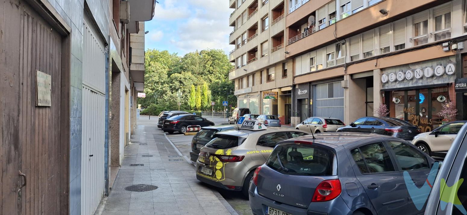  ¡Haz realidad tu proyecto en el corazón de la ciudad! Si buscas visibilidad, accesibilidad y posibilidades, este local comercial en pleno centro de Torrelavega lo tiene todo. Ubicado a escasos metros del Palacio de Justicia, la Avenida España, el Parque Manuel Barquín, el Ayuntamiento y el Ferial de Ganados, tendrás un flujo constante de gente y la mejor conexión con la vida urbana.Con 77 m² construidos en dos plantas, orientación suroeste y portón de garaje, es ideal tanto para recibir mercancía como para facilitar el acceso de clientes. Además, cuenta con cabrete y un gran ventanal, perfecto para aprovechar la luz natural o crear un espacio de oficina o almacén extra.El local está en bruto, lo que te permite diseñarlo desde cero según tus necesidades, sin condicionantes previos. Da igual si estás pensando en abrir una tienda, una oficina o un estudio creativo: este espacio te da total libertad.Una oportunidad única para emprender en una de las zonas más vivas y con mayor proyección de Torrelavega. ¿Lo vemos?