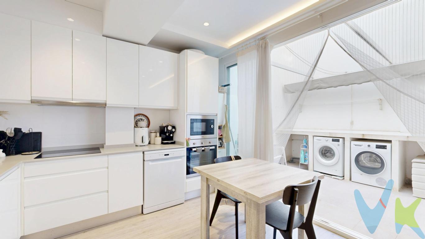 Piso a pie de calle, con TERRAZA, totalmente reformado en zona Jesús   Esta preciosa vivienda en Valencia, en la zona de la calle Jesús/Patraix, prácticamente independiente al contar con un único vecino en la planta superior, ofrece esa sensación tan difícil de encontrar: intimidad, tranquilidad y libertad.  Completamente reformada hace 4 años, con un diseño cálido, moderno y lleno de armonía, cada rincón ha sido pensado para crear un espacio acogedor y funcional.  La vivienda a la cual se accede desde la calle evitando escalones y costosos ascensores, consta de 65 m²  donde encontramos dos habitaciones que invitan al descanso, mientras que la cuidada elección de materiales, tonos suaves y líneas contemporáneas envuelven la vivienda en una atmósfera elegante y serena con paredes lisas, y suelo de tarima. Pero si hay un lugar que roba el protagonismo, ese es su magnífica terraza privada, más que una terraza es una extensión natural de la vivienda, un lugar que multiplica la sensación de amplitud y aporta un valor excepcional al día a día al tener acceso directo desde la cocina, espacio polivalente que puede servir de comedor, galería, zona de ropa, para tener una mascota o simplemente para leer un libro o que jueguen los niños,... un auténtico privilegio en la ciudad.  Una oportunidad única para quienes buscan un hogar con alma, diseño y ese lujo silencioso que solo ofrecen los espacios exteriores privados en Valencia.  Si tienes que vender antes tu vivienda, llámanos y te asesoramos cómo hacerlo para además tener los mínimos gastos posibles y todas las garantías.  Agencia Registrada con el nº00516 en el Registro Obligatorio de Agentes Inmobiliarios de la Comunidad Valenciana    Por mandato expreso del propietario, COMERCIALIZAMOS ESTE INMUEBLE EN EXCLUSIVA, lo que le garantiza el acceso a toda la información, a un servicio de calidad, un trato fácil, sencillo y sin interferencias de terceros. Por este motivo, se ruega NO MOLESTAR AL PROPIETARIO, a los ocupantes de la propiedad o a los vecinos. Muchas gracias por su comprensión.   La oferta está sujeta a cambios de precio o retirada del mercado sin previo aviso. Este anuncio en su conjunto, incluyendo textos, fotos, imágenes o cualquier otro contenido de este, no es vinculante dado que la información es ofrecida por terceros y puede contener errores. Se muestra a título informativo y no contractual.  El precio del inmueble no incluye los honorarios de la agencia que ascienden al 4%+IVA del precio final del inmueble, ni los gastos de notaría y registro de la propiedad (que están sujetos a aranceles y varían dependiendo del precio de escrituración), ni los impuestos (que en la Comunitat Valenciana varían dependiendo del precio del inmueble y de las características personales del comprador).  Esta propiedad se pone a la venta con toda la documentación comprobada y en regla, por lo que ofrecemos GARANTIAS a los compradores.