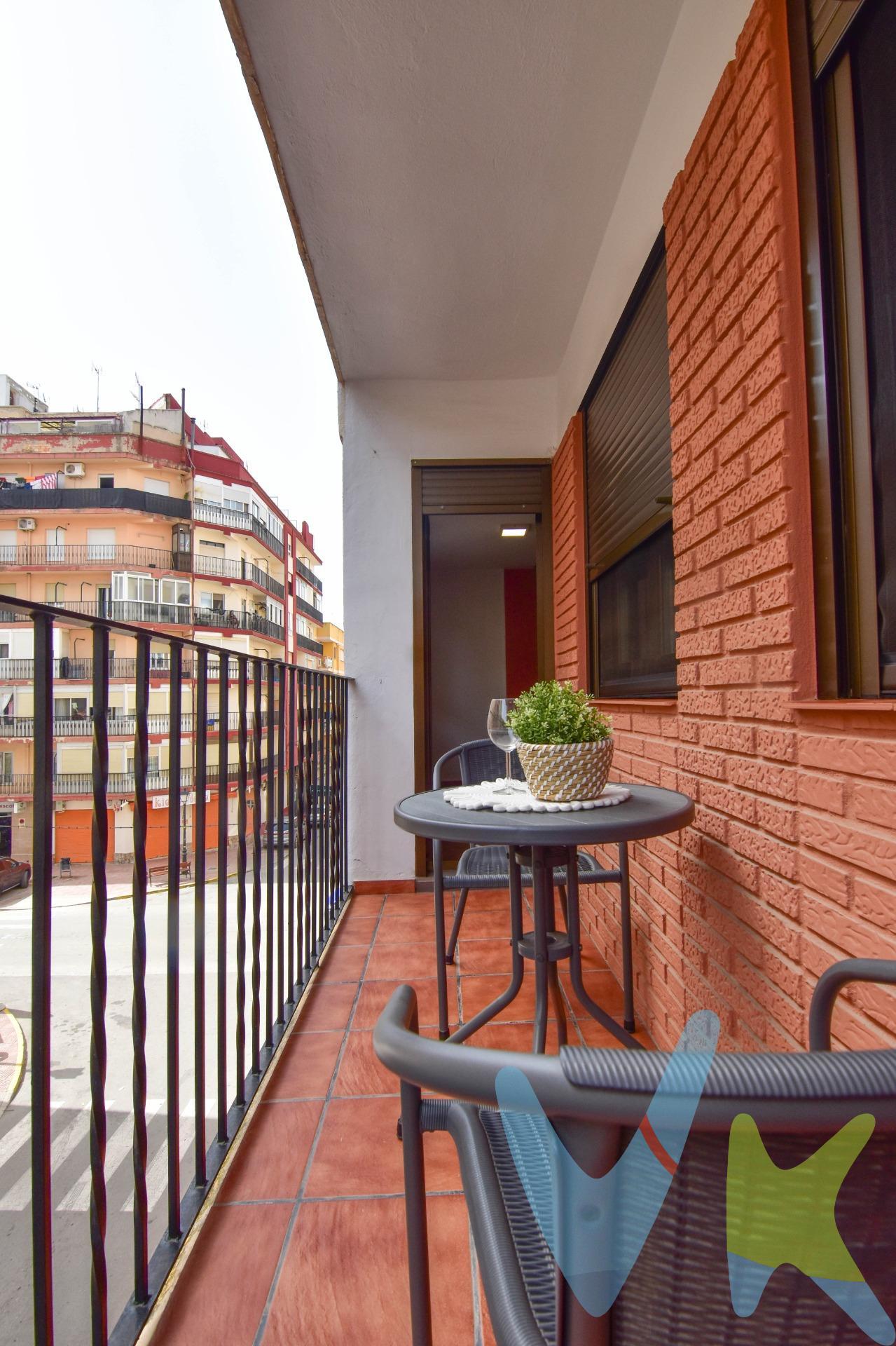 Te presentamos esta magnífica vivienda reformada, lista para entrar a vivir, ubicada en Requena, una localidad con aproximadamente 21.000 habitantes que ofrece una excelente calidad de vida y todos los servicios necesarios para el día a día. La vivienda destaca por su amplitud y funcionalidad, ya que dispone de 4 habitaciones, una de ellas acondicionada como un práctico vestidor, ideal para mantener el orden y aprovechar al máximo el espacio. Además, cuenta con un balcón, perfecto para disfrutar del aire libre y de la luz natural. El piso ha sido reformado, ofreciendo un ambiente  acogedor y confortable, pensado para quienes buscan una vivienda sin necesidad de realizar obras. Requena es una ciudad perfectamente comunicada, con estación de tren y servicio de autobuses, lo que facilita los desplazamientos tanto a Valencia como a otras poblaciones. Además, dispone de hospital, centros educativos, supermercados, comercios, zonas deportivas, parques, restaurantes y todo tipo de servicios, convirtiéndose en un lugar ideal tanto para familias como para quienes buscan tranquilidad sin renunciar a las comodidades. Si buscas una vivienda amplia, reformada y situada en una población con excelentes comunicaciones y todos los servicios, esta es una oportunidad que no puedes dejar escapar. ¡Ven a visitarla y enamórate de tu próximo hogar!. Nota: Agencia Registrada con el Nº 1395 en el Registro Obligatorio de Agentes Inmobiliarios de la Comunitat Valenciana, consultable en la web de la Generalitat Valenciana. La oferta está sujeta a cambios de precio o retirada del mercado sin previo aviso. La información contenida en el presente anuncio se facilita a título meramente informativo y no contractual, los datos, descripciones, superficies, imágenes y cualquier otro contenido del mismo pueden estar sujetos a errores u omisiones al ser facilitados por terceros. El precio de venta publicado no incluye los honorarios de intermediación inmobiliaria, ni los impuestos legalmente aplicables (IVA o ITP), ni los gastos derivados de la compraventa, tales como notaría, registro y gestoría, ni aquellos derivados de la financiación, en caso de existir. Por mandato expreso del propietario, este inmueble se comercializa en régimen de exclusiva, garantizando al interesado un acceso completo a la información y una gestión profesional, transparente y sin interferencias de terceros. Se ruega no molestar al propietario, a los ocupantes del inmueble ni a los vecinos. Agentes inmobiliarios con cliente interesado pueden contactar con la agencia para colaborar. Nuestro departamento financiero puede conseguir tu financiación. ¡Consúltanos!. 