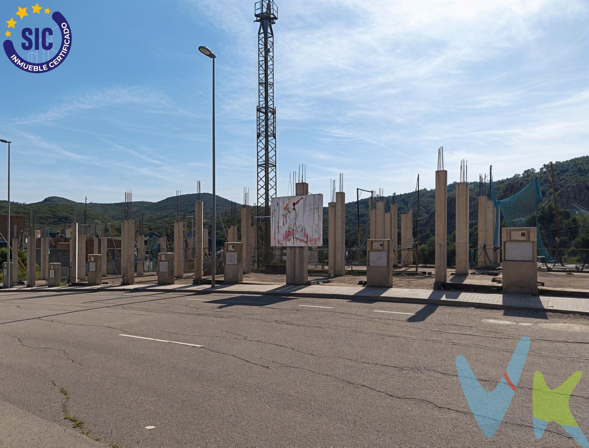 Situada en Ribesalbes, esta propiedad se presenta como una oportunidad lista para captar la atención de promotores que buscan rentabilidad y un proyecto limpio y en ejecución con un potencial ilimitado para transformarse en el próximo éxito residencial de la zona. Activo inmobiliario en fase de construcción:. Superficie del suelo: 750 m² de Suelo Urbano Consolidado. Estado actual: Obra parada con parte de la estructura ya ejecutada, lo que optimiza drásticamente los costes y los tiempos de entrega de la promoción. El Proyecto: Diseñado para la edificación de 10 viviendas adosadas, permitiendo una distribución eficiente y moderna adaptada a las demandas del mercado actual. Urbanización completa a pie de parcela: La parcela cuenta con todos los servicios listos para conectar:. Aceras y alumbrado público. Red de alcantarillado. Red de agua y acometidas de luz.. Toda la documentación y el proyecto técnico están completamente incluidos en la operación. Este activo tiene muy claro su público objetivo: familias y compradores que huyen del piso tradicional de ciudad. Ribesalbes ofrece el entorno perfecto para quienes buscan espacio, terrazas y calidad de vida, pero con la gran ventaja y comodidad de estar a un paso de los principales núcleos urbanos de la provincia. ¡Da el primer paso hacia una de las operaciones más atractivas del mercado actual!. VENTA:. PVP 460.000€. Gastos e impuestos no incluidos en el precio. La compra conlleva impuestos y gastos de formalización para el comprador. A título orientativo se informa que en segundas transmisiones el ITP con carácter general en Valencia es del 9%, pudiendo existir otros tipos impositivos atendiendo a las circunstancias personales del comprador u otras circunstancias previstas legalmente. Base imponible del impuesto el mayor valor entre el precio de compraventa, la tasación o el valor de referencia catastral. En cuanto a los gastos de notaría y registro, en su caso, suelen oscilar aprox. entre 1,5% y 2,5% (aranceles variables según precio, n.º de copias y complejidad). El comprador elige notario. Si el comprador precisase de hipoteca: tasación, condiciones y costes bancarios serán según entidad elegida por el comprador, así como los gastos de gestoría, y cualesquiera otros gastos inherentes a la formalización de la compraventa que legalmente correspondan a la parte compradora, salvo pacto expreso en contrario con el vendedor. El consumidor tiene, conforme a la normativa vigente, a su disposición información y documentación adicional relativa al inmueble y condiciones de la compraventa, que podrá ser consultada en C/Joaquín Costa 4, bajo 46005 Valencia o urbe2@remax.es. Honorarios de mediación inmobiliaria a cargo del COMPRADOR: (3% del precio final de venta más IVA (21%), salvo otro pacto.); y de VENDEDOR (según acuerdo con el mismo). Se informa al consumidor que la agencia actúa como intermediaria inmobiliaria en la operación, estando cualquier eventual compraventa y sus condiciones sujeta a la aceptación expresa del propietario-vendedor y a la posterior formalización del correspondiente contrato.