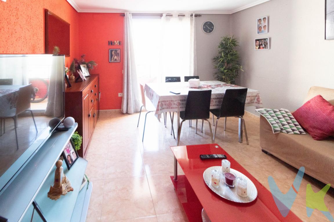 Este encantador piso en la zona de Orriols, Valencia, es una verdadera joya para aquellos que buscan un hogar en un entorno diferente y bien comunicado. Con 3 habitaciones, salón con balcón, cocina y baño, esta propiedad es ideal para entrar a vivir de inmediato. Situado en una zona transitada y cerca de lugares como el estadio del Levante C.F., el polideportivo y el Centro Comercial Arena, ofrece comodidad y estilo de vida moderno. Características destacadas:1. Ubicación estratégica: Ubicado en una de las mejores calles de Orriols, disfrutarás de la proximidad al Cauce del Río Turia, el centro de la ciudad y una amplia variedad de servicios, incluyendo transporte público, colegios, supermercados y bancos.2. Distribución funcional: Con tres habitaciones y un espacio adicional habilitado como trastero, este piso ofrece una distribución inteligente que maximiza la luminosidad y la amplitud. Además, cuenta con un balcón y galería que realzan su encanto.3. Estado impecable: Este inmueble ha sido cuidado con esmero y se encuentra en perfecto estado. Los detalles y acabados reflejan un mantenimiento adecuado y un ambiente acogedor que te hará sentir como en casa desde el primer momento.4. Opción de ascensor: Para mayor comodidad, existe la posibilidad de instalar un ascensor en el edificio, lo que facilitará el acceso a todas las plantas.5. Equipamiento y trastero: La vivienda incluye equipamiento básico y dispone de un trastero adicional para almacenaje, ofreciendo así todas las comodidades necesarias para una vida confortable.No pierdas la oportunidad de asegurarte un hogar en una de las zonas más dinámicas y atractivas de Valencia. ¡Contáctanos para más detalles o para programar una visita! Por mandato expreso del propietario, comercializamos este inmueble en exclusiva, lo que garantiza el mejor trato y fiabilidad de la negociación. Por este motivo, se ruega no molestar a los propietarios ni ocupantes de la propiedad.Si usted es agente inmobiliario y tiene un cliente para este inmueble, llámenos, estaremos encantados de colaborar con usted. La descripción del presente inmueble e imágenes tienen mero carácter informativo y en ningún caso carácter contractual, pudiendo ser modificados por la inmobiliaria sin que ello implique responsabilidad alguna frente a terceros.En el precio de compra no están incluidos los gastos de la misma, como son: ITP, Notaría, registro, gestoría y honorarios de la inmobiliaria.Agencia Registrada con el Nº 90 en el Registro Obligatorio de Agentes Inmobiliarios de la Comunitat Valenciana. Puede consultar en la web de la GVA.  