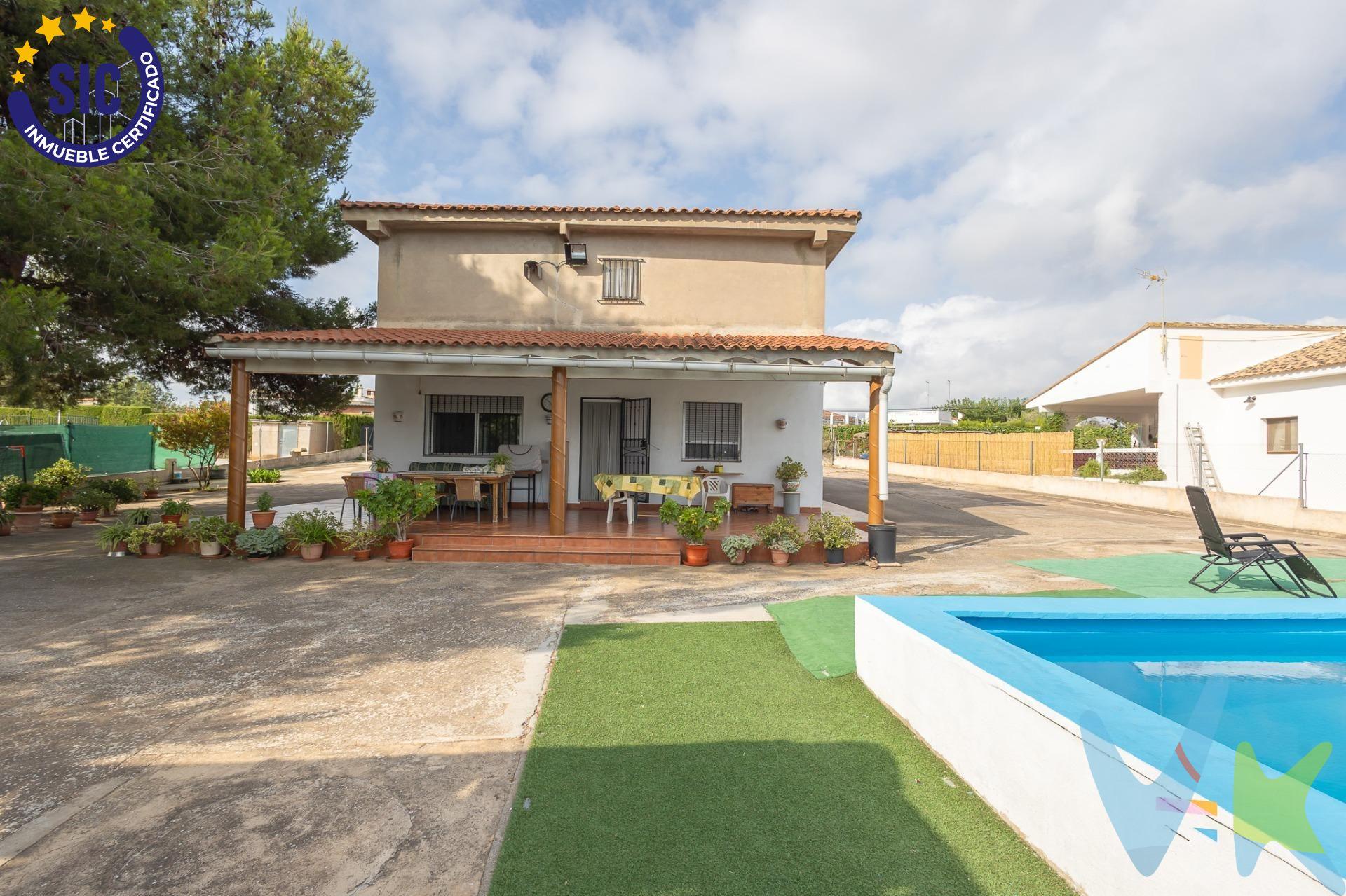 Meticulosamente cuidada, esta vivienda es el lugar perfecto para disfrutar en familia de la naturaleza y la libertad que ofrece un amplio y verde espacio. La casa, de dos plantas, es luminosa y cómoda, y está situada en un extenso terreno de 2720 m² con acceso a dos calles. Además, otro terreno de 776 m2. Planta baja:. Al entrar, serás recibido por un amplio y acogedor salón comedor, ideal para reuniones familiares y momentos de relajación. El diseño abierto y luminoso crea un ambiente cálido y agradable. En esta planta también se encuentra un baño completo, convenientemente ubicado, y un dormitorio doble que ofrece un espacio tranquilo y privado para los invitados o los miembros de la familia que prefieran estar en la planta baja. Primera planta:. Subiendo las escaleras, descubrirás varios dormitorios espaciosos, cada uno con su propio carácter y encanto. Estos dormitorios son perfectos para una familia grande o para recibir a amigos y familiares. Además, encontrarás una sala de estar, un lugar ideal para disfrutar de momentos de tranquilidad o para actividades recreativas. Completa esta planta un baño completo, equipado con todas las comodidades necesarias. Exterior:. El exterior de esta propiedad es un verdadero oasis. La piscina es el lugar perfecto para refrescarse durante los calurosos días de verano, mientras que la cocina de verano está diseñada para preparar deliciosas paellas y disfrutar de comidas al aire libre con amigos y familiares. La propiedad cuenta con dos porches estratégicamente ubicados para que puedas disfrutar del sol en cualquier estación del año, proporcionando sombra en verano y calidez en invierno. El extenso terreno ofrece un amplio espacio para aparcar varios vehículos, y está adornado con árboles frutales que no solo embellecen el lugar, sino que también te proporcionarán frutas frescas de temporada. Además, cuenta con una pequeña huerta donde podrás cultivar tus propios vegetales, fomentando un estilo de vida saludable y sostenible. Para mayor comodidad, la propiedad incluye un garaje, asegurando que tus vehículos estén protegidos y a buen resguardo. Esta casa es más que una vivienda; es un refugio de paz y comodidad, diseñado para vivir momentos inolvidables en un entorno natural privilegiado. Aquí, cada rincón ha sido pensado para ofrecerte una experiencia de vida única, combinando la tranquilidad del campo con todas las comodidades modernas. Ven y descubre el lugar donde tus sueños se harán realidad. La descripción del presente inmueble e imágenes tienen mero carácter informativo y en ningún caso carácter contractual, pudiendo ser modificados por la inmobiliaria comercializadora sin que ello implique responsabilidad alguna frente a terceros. En el precio de venta a público, esta propiedad NO incluye los gastos de adquisición (Notario, registro, gestión, honorarios, etc…). 
