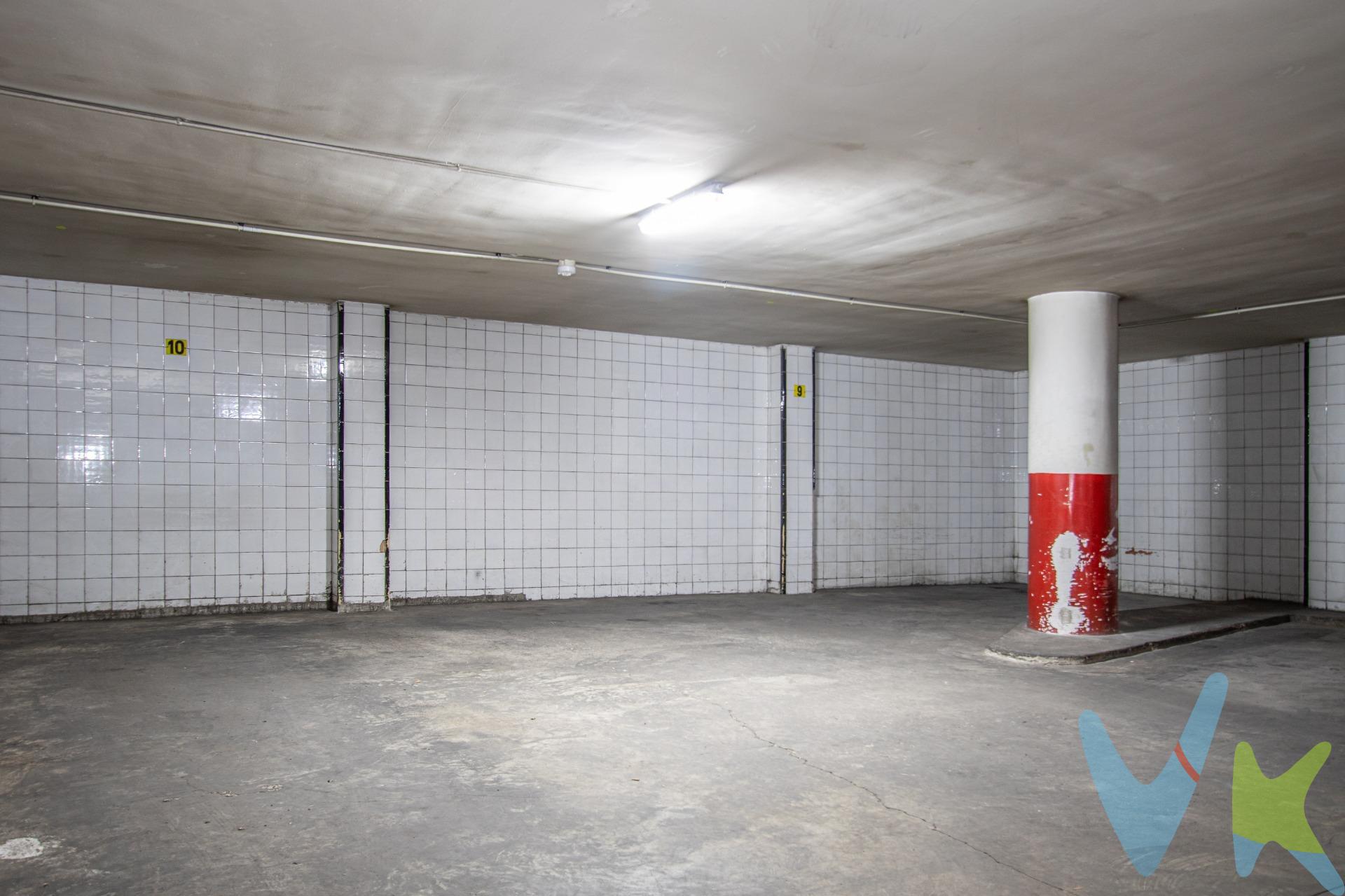 Nos complace ofrecerle la oportunidad de adquirir dos plazas de aparcamiento contiguas en una ubicación privilegiada en el centro de Palma, cerca del centro comercial Los Geranios, a pocos metros de la calle Sindicato, la Plaza España y las avenidas. Se trata de una excelente opción tanto para uso propio como para inversión inmobiliaria en una zona en la que la demanda de plazas de aparcamiento es muy alta durante todo el año. La propiedad consta de una plaza de aproximadamente 10 m², ideal para un coche, y una segunda plaza de unos 16 m², más amplia y situada en una esquina, lo que permite un uso más cómodo y versátil en función del tamaño del vehículo. El aparcamiento cuenta con un cómodo acceso peatonal, ascensor y zonas comunes bien cuidadas, así como un amplio espacio interior para circular y maniobrar. Cabe destacar que las instalaciones cuentan con vigilancia las 24 horas del día. . La ubicación es una de sus principales ventajas: a pocos minutos a pie de la estación intermodal, la Plaza España, las avenidas, las zonas comerciales, las oficinas, los restaurantes, el transporte público, las paradas de taxi y todos los servicios del centro de Palma. Una solución práctica para quienes viven o trabajan en la zona y desean evitar la lucha diaria por encontrar aparcamiento, así como una excelente opción para inversores que buscan una propiedad con una alta demanda de alquiler. . FACILIDADES DE TENER ESTA PLAZA DE PARKING: . Ahorro de tiempo y tranquilidad al evitar la búsqueda diaria de aparcamiento. Protección para tu vehículo frente a inclemencias del tiempo y actos vandálicos. Acceso directo al centro comercial, con tiendas, restauración, oficinas y servicios. Opción de alquiler para rentabilizar la inversión, dada la alta demanda en la zona. No pierdas la oportunidad de garantizar tu comodidad y seguridad en una de las zonas más céntricas y dinámicas de Palma. El precio de venta indicado no incluye el Impuesto de Transmisiones Patrimoniales (ITP), que será orientativamente del 8 % para compraventas de hasta 400.000 €, ni los gastos notariales y registrales, estimados orientativamente en un 2 % del valor de la compraventa, los cuales deberán ser abonados por la parte compradora al firmar la correspondiente escritura pública. El importe de los impuestos se calcula sobre el precio final que conste en la escritura pública y puede variar en función de la normativa aplicable, así como de las subvenciones, ayudas, edad y demás circunstancias personales del contribuyente. Los honorarios de la agencia inmobiliaria serán asumidos íntegramente por la parte vendedora, no suponiendo coste alguno para la parte compradora. Inmobiliaria Inscrita en el Registre Oficial d’Agents Immobiliaris de les Illes Balears con el NÚMERO REGISTRO: GOIBE747077/2024. 