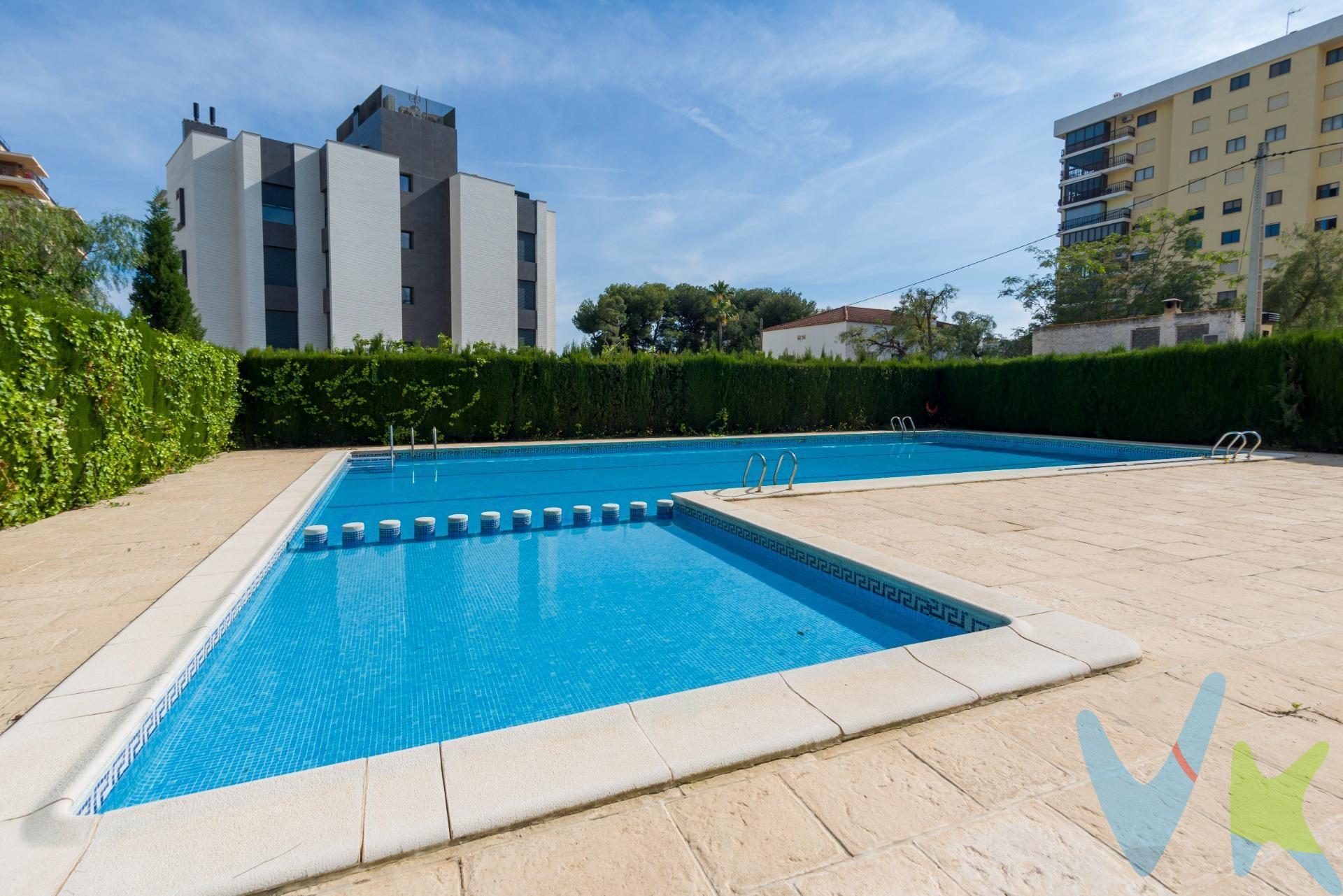 En la playa de Benicasim, a tan solo cien metros de la playa, descubre este precioso  apartamento reformado con un gusto exquisito, donde cada detalle ha sido cuidado para ofrecerte confort y estilo. La vivienda dispone de dos amplias habitaciones dobles, un baño completo, cocina independiente totalmente equipada y un luminoso salón que conecta directamente con una confortable terraza. Desde ella, podrás relajarte disfrutando de unas espectaculares vistas a la montaña. El apartamento se encuentra en estado impecable, listo para entrar a vivir y es una buena opción tanto para vivir todo el año como para la temporada estival. Además, la urbanización cuenta con todos los servicios con zona común con piscina, zona de juegos, y también tiene dos plazas de parking para tu total comodidad. La zona es tranquila y, además, tiene todos los servicios a su alcance, como tiendas, restaurantes, etc. ✅ A 100m de la playa  . ✅ 2 habitaciones dobles  . ✅ Amplia terraza con vistas  . ✅ Piscina comunitaria  . ✅ 2 plazas de parking  . ✅ Reformado con acabados de alta calidad  . ¡Ven a conocerlo y empieza a disfrutar de Benicasim como siempre has soñado!. Por mandato expreso del propietario comercializamos este inmueble mediante contrato de multi-exclusiva, por el cual numerosas agencias colaboradoras, nacionales e internacionales, ofrecen esta vivienda a sus potenciales compradores, todo ello garantizando un servicio de calidad, un trato fácil, sencillo y sin interferencias de terceros, ya que la gestión es a través de nuestra agencia. *Impuestos, gastos de compraventa tales como honorarios agencia y financiación no incluidos. 