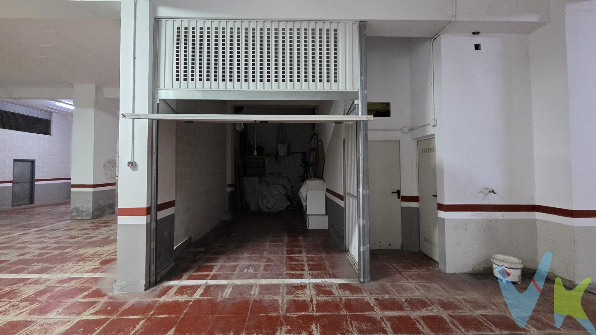 GARAJE CERRADO GRANDE, válido para COCHE+MOTO o remolque, con posibilidad de altillo gracias a su 4 metros de altura. Situado en finca privada con fácil acceso, en Av.Castros 41, ideal para viviendas situadas en los números 30-40 de los Castros, Simón Cabarga y alrededores, perfecto si necesitas tener también una amplia zona de almacenaje con buena ubicación.