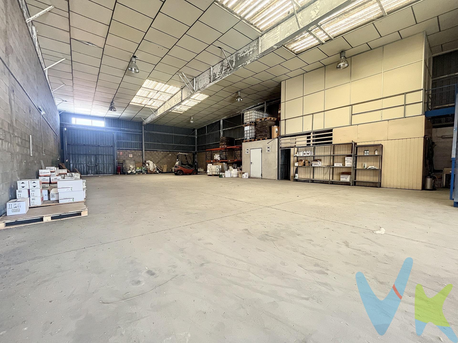 Tenemos el placer de presentar esta exclusiva nave industrial en venta, ubicada estratégicamente en el polígono de Puerto de Sagunto, una zona en pleno crecimiento y desarrollo empresarial. Con un total de 504 metros cuadrados, esta propiedad ofrece 427 metros cuadrados de espacio de almacenamiento y 77 metros cuadrados de modernas y funcionales oficinas. Ubicación: Esta nave industrial se encuentra en una ubicación privilegiada, en el polígono de Puerto de Sagunto, una de las áreas industriales más dinámicas y prometedoras de la región. Destaca su cercanía a la futura gigafactoria de Volkswagen, lo que brinda una oportunidad única para inversores y empresas relacionadas con la industria automotriz. Además, la propiedad se encuentra estratégicamente situada junto a los carriles de tren en construcción, lo que proporciona una excelente conectividad y facilita el transporte de mercancías a nivel nacional e internacional. Espacio de almacenamiento: La nave industrial cuenta con 427 metros cuadrados de espacioso y versátil espacio de almacenamiento, ideal para una amplia gama de actividades comerciales y logísticas. La estructura sólida y resistente garantiza la seguridad de los productos almacenados, mientras que la generosa altura libre ofrece la posibilidad de manejar mercancías de gran tamaño. La distribución diáfana y flexible de la nave permite adaptar el espacio según las necesidades específicas de cada negocio, brindando una gran libertad para maximizar la eficiencia operativa. Oficinas: La propiedad cuenta con 77 metros cuadrados de modernas oficinas, diseñadas para ofrecer un entorno de trabajo cómodo y funcional. Estas oficinas proporcionan un espacio ideal para actividades administrativas y de gestión, con una distribución inteligente que maximiza la productividad. Los acabados de calidad y la iluminación integrada crean un ambiente profesional y agradable, propicio para el desarrollo de. las tareas diarias. Además, la cercanía entre las oficinas y el área de almacenamiento facilita la supervisión y coordinación eficiente de las operaciones. Características adicionales: Además de sus características principales, esta nave industrial ofrece una serie de aspectos adicionales que la hacen aún más atractiva para los potenciales compradores:. 1. Acceso fácil y directo a importantes vías de transporte, como carreteras y autopistas, que facilitan la distribución eficiente de mercancías. 2. Amplio espacio de estacionamiento para vehículos y camiones de carga. 3. Modernos sistemas de seguridad, incluyendo cámaras de vigilancia y control de acceso, para garantizar la protección de la propiedad y su contenido. 4. Conexiones de servicios públicos confiables, como electricidad, agua y telecomunicaciones, que aseguran el correcto funcionamiento de las actividades empresariales. Conclusión: Esta nave industrial en venta, ubicada estratégicamente en el polígono de Puerto de Sagunto y próxima a la futura gigafactoria de Volkswagen, representa una oportunidad única para inversores y empresas que buscan un espacio versátil y conectado. Con su amplio espacio de almacenamiento, modernas oficinas y excelentes características adicionales.