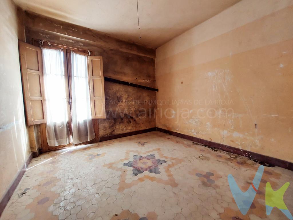 Piso en Vara de Rey en Logroño con ascensor para reformar.Exterior.Ascensor a cota cero y portal recientemente reformado.Dispone de salón, cocina, 4 dormitorios y 1 baño.Techos altos.Buena altura.Terraza en cocina.Ideal para vivir en el centro de la ciudad aun paso de la Calle San Antón de Logroño.