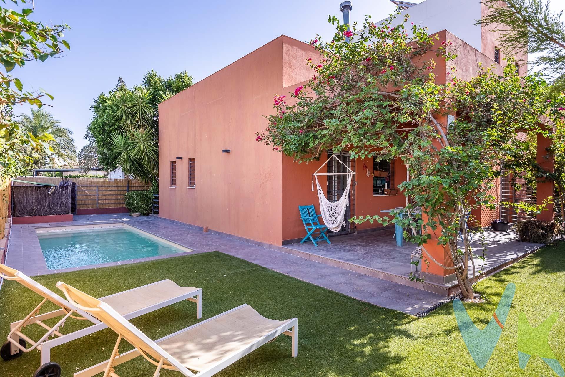 Sale a la venta un inmueble singular tanto por su arquitectura funcional, como por la ubicación y posibilidades de uso. Situado en la exclusiva Urbanización de pauliana, se encuentra este bonito inmueble, con el único ruido de la naturaleza de su maravilloso pinar, esta urbanización disfruta de seguridad 24 h, club social y sobre todo desconexión de la ciudad. El inmueble tiene en planta baja un bonito jardín con una piscina recientemente renovada y un porche que da al mismo, ideal para su disfrute. Tiene en planta semisótano, con muchísima luz, un apartamento completo con acceso independiente que puede ser, si quiere el próximo propietario, una unidad extra de ingresos. Salón grande y luminoso, cocina alegre y dormitorios amplios y luminosos. Destaca el dormitorio de la ultima planta alta, con una enorme terraza en la que se ve con amplitud toda la Juliana. Armarios empotrados de gran calidad, placas solares, climatización.. Un inmueble para disfrutar desde el primer momento dado su buena conservación. Comercios cercanos, colegios y buenas comunicaciones. En cumplimiento de las obligaciones de información previstas en la Ley 10/2025, de 28 de diciembre, de servicios de atención a la clientela y transparencia, así como en la normativa sectorial vigente, el precio indicado no incluye los gastos e impuestos inherentes a la adquisición, los cuales se desglosan estimados o con posibilidad de calcularlos a continuación; los gastos más ajustados serán dados en el D. I. A. en la visita a inmuebles, o antes. *Gastos de Notaría: La Minuta se calculará según al arancel notarial oficial: Anexo I, del Real Decreto 1426/1989, de 17 de noviembre. *Gastos de Registro de la Propiedad: La inscripción se facturará según el arancel oficial: ANEXO I, del Real Decreto 1427/1989, de 17 de noviembre. *Gastos de Gestión (Gestoría): Los honorarios por la tramitación administrativa, liquidación de impuestos e inscripción registral ascienden de forma estimativa a [363 € aprox. ] (IVA incluido), aunque depende de cada caso, y su dificultad. *Honorarios Agencia del Vendedor: incluidos en el PVP. *Honorarios Agencia del comprador: La agencia prestará los servicios de información, asesoramiento y acompañamiento previstos en el Encargo de Servicios y en el D. I. A. Sus honorarios serán informados previamente, de forma individualizada y por escrito, conforme a la libertad de pactos y a la normativa vigente. *Si necesita Financiación, su banco le informará. *Impuesto sobre Transmisiones Patrimoniales (ITP): Se aplicará el tipo impositivo vigente en Andalucía (generalmente el 7%, sin perjuicio de tipos reducidos del 6%. 3,5%, etc, aplicables según las circunstancias personales del comprador o las características del inmueble). El impuesto se devenga sobre el superior entre: 1. - Valor de Referencia de Catastro; y 2. - Precio de venta. Puede calcular su situación personal en el portal oficial de la A. T. de Andalucía.