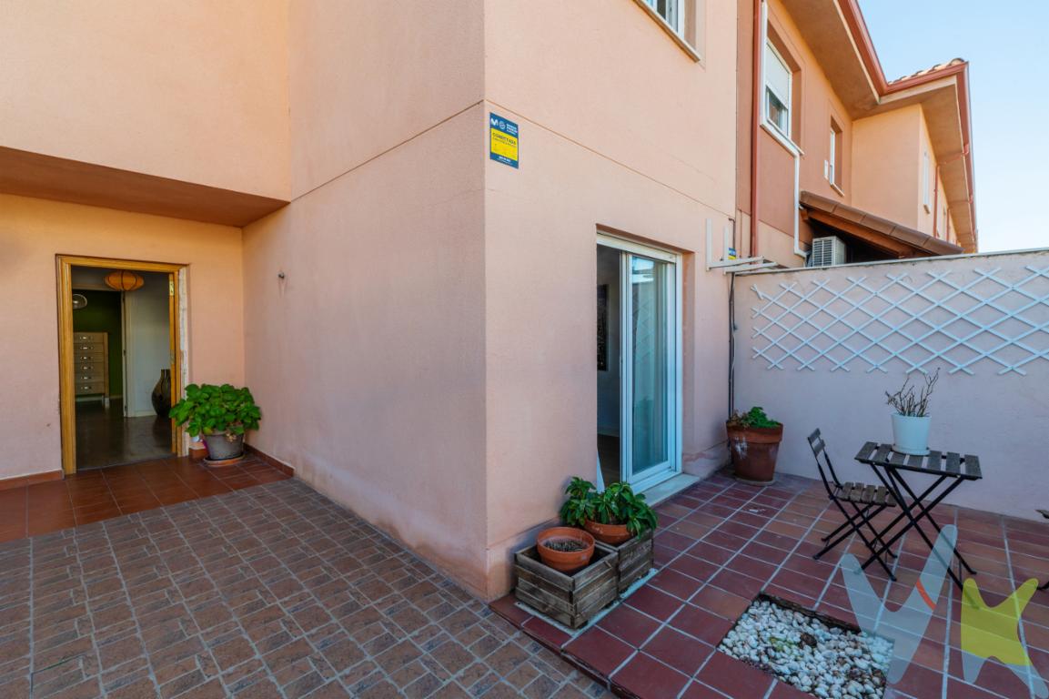 🌿 Vive la tranquilidad de Griñón sin renunciar a Madrid¡Te presentamos tu futura vivienda en la agradable localidad de Griñón! Esta magnífica casa en venta combina amplitud, confort y bienestar, en una zona residencial tranquila y perfecta para familias que buscan calidad de vida, a tan solo 30 minutos del centro de Madrid.Este chalet adosado construido en 2005 con un diseño moderno y funcional, es ideal para familias que buscan establecerse en un entorno tranquilo y seguro.Una vivienda espaciosa, que cuenta con 157 metros cuadrados construidos, distribuidos en dos plantas, lo que garantiza amplitud y una excelente organización del espacio.En la planta baja, un acogedor hall de entrada con puerta blindada y con mucho espacio para almacenaje situado bajo la escalera. Desde allí se accede a un salón-comedor amplio y luminoso, perfecto para reuniones familiares o el descanso diario.La cocina moderna y funcional, cuenta con zona de desayuno, totalmente equipada, dispone de despensa y salida directa a la terraza posterior, ideal para disfrutar del aire libre, comidas en familia o el simple hecho de tomar el sol con total privacidad.Además, en esta planta también se dispone de un aseo de cortesía. Y en la terraza delantera o porche también se dispone de una zona privada de aparcamiento descubierto para vehículo, con su portón de acceso (con la posibilidad de instalar una cubierta si se desea) y a continuación hay otra portilla principal para acceso a la propiedad a través del porche.En la planta superior, se encuentran cuatro amplios dormitorios dobles con aire acondicionado en casi todas las estancias, todos con excelente luz natural. Dos baños completos y uno de ellos en suite.Entre sus características destacan la calefacción individual de gas natural, aire acondicionado en varias estancias, ventanas de PVC Climalit y suelos de tarima, ofreciendo de este modo una climatización confortable y un excelente rendimiento energético durante todo el año.Uno de los principales encantos de ésta propiedad es su espléndida zona ajardina con terrazas. Un entorno perfecto para celebrar reuniones, descansar al aire libre o disfrutar de la calma del entorno natural. Un lugar pensado para vivir y relajarse, lejos del ajetreo cotidiano.🏞️ Entorno y serviciosLa ubicación es inmejorable: podrás ir andando a colegios, supermercados, polideportivo, piscina municipal, centro de salud y paradas de autobús.Griñón cuenta con todos los servicios esenciales  colegios públicos y el colegio privado La Salle, supermercados a 2 km, teatro municipal, hotel, balneario spa y amplias zonas deportivas con pistas de fútbol y baloncesto.Todo lo que necesitas para el día a día está a un paso, lo que te permitirá disfrutar de un estilo de vida cómodo y libre de estrés.En cuanto a transporte, dispone de excelentes conexiones con Madrid mediante las líneas de autobús 470 y 460, que enlazan con Plaza Elíptica, y con fácil acceso a la A-42, M-407 y M-50, lo que permite comunicarte rápidamente con toda la comunidad, incluso con la zona norte (Las Rozas, Majadahonda, etc.) sin pasar por el centro. La estación de Cercanías más próxima se encuentra en Humanes de Madrid, a solo 3 km.Así, tendrás siempre al alcance de la mano todas las posibilidades que ofrece la vida urbana sin renunciar a la tranquilidad de un entorno residencial.Además, esta vivienda no pertenece a ninguna comunidad, por lo que no tendrás gastos de comunidad, un ahorro importante que te permitirá disfrutar de una mayor independencia.💫 Calidad de vida y buena vecindadUbicada en un entorno seguro y familiar, con vecinos excepcionales, esta casa ofrece el equilibrio perfecto entre tranquilidad y cercanía a todos los servicios. Ideal para quienes buscan un hogar cálido, funcional y con encanto, en un pueblo con vida y excelentes comunicaciones.📞 Contacta con nosotros para más información o para concertar una visita. Ven a conocer esta magnífica propiedad: descubrirás por qué es el hogar perfecto para comenzar una nueva etapa. El precio indicado no incluye gastos de compraventa, impuestos, posibles costes hipotecarios, ni honorarios de intermediación a cargo del comprador.