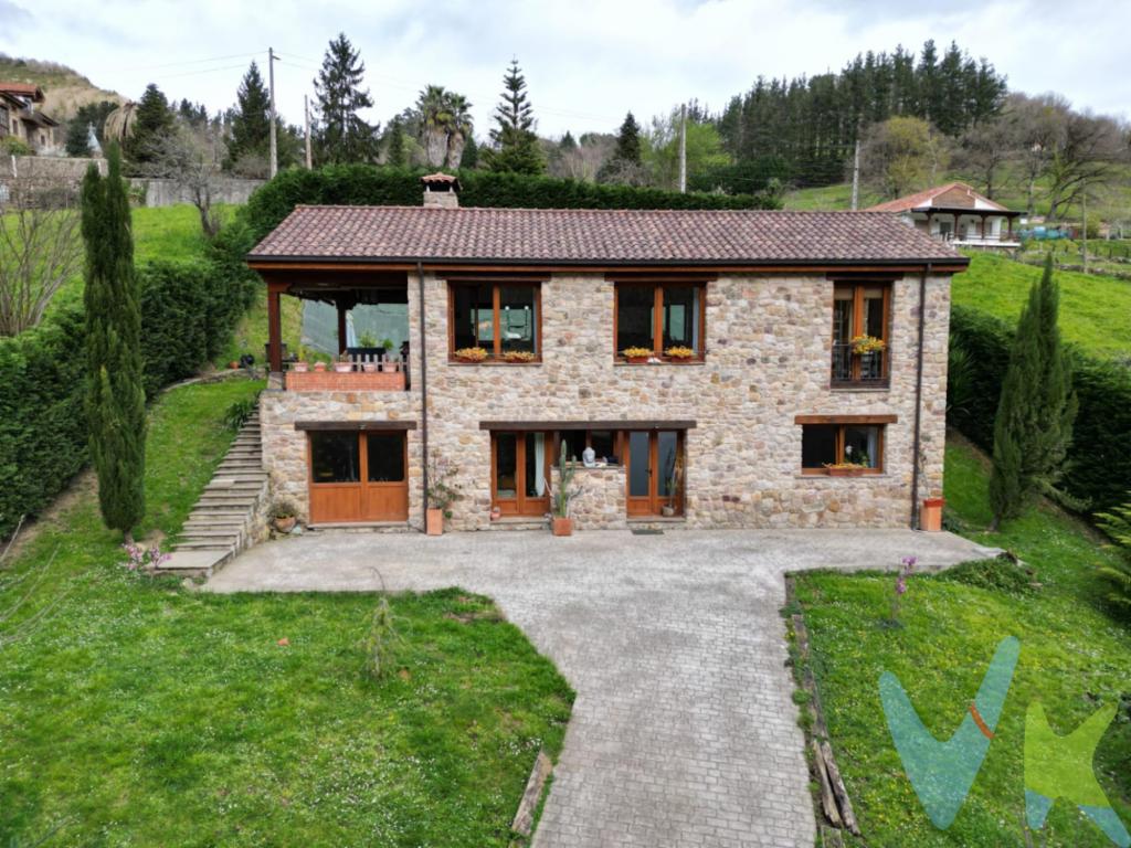 Preciosa casa de piedra de reciente construcción en Borleña, situada en una parcela urbana de 1.413 m² llena de árboles frutales que convierten el jardín en un auténtico disfrute para la vista y el paladar. La vivienda cuenta con 246 m² construidos (230 m² útiles aprox.) y está en un estado impecable.Dispone de tres habitaciones, dos baños, una cocina abierta muy luminosa y un salón-comedor amplio con grandes ventanales. Además, incluye un garaje independiente para dos coches, cuarto de lavandería y una habitación extra ideal como gimnasio, despacho o zona de juegos. La calefacción y el agua caliente funcionan con gasoil.En la parcela encontrarás una gran variedad de frutales: naranjo, melocotonero, aguacate, manzano, peral, ciruelo, granado, limonero, parra de uva y tres tipos de cerezos (picotas y blancas de Provenza). Un entorno perfecto para quienes buscan naturaleza, tranquilidad y calidad de vida.La zona es inmejorable: rutas para largas caminatas y uno de los mejores restaurantes de comida casera del pueblo a pocos pasos.Una casa lista para entrar a vivir, con encanto, luz y un entorno privilegiado.