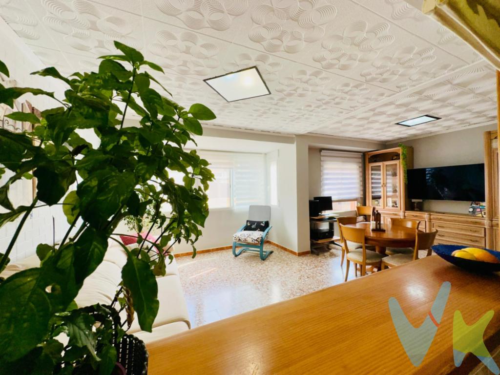 ¡Encuentra tu hogar ideal junto al mar en Puerto de Sagunto!En una ubicación privilegiada a pocos pasos del mar, te ofrecemos una magnífica vivienda que combina comodidad, elegancia y un entorno natural inigualable.Esta luminosa propiedad, con aproximadamente 81,27 metros cuadrados, es perfecta tanto para una residencia permanente como para un refugio vacacional.Aquí, cada día se siente como unas vacaciones en el paraíso mediterráneo.Características detalladas de la vivienda:.-        Superficie: Aproximadamente 81,27 metros cuadrados que ofrecen un espacio generoso y bien distribuido.-        Habitaciones: 2 cómodas y acogedoras habitaciones diseñadas para proporcionar el máximo confort y privacidad. Cada habitación es un espacio ideal para el descanso, decorado con gusto y listo para personalizar según tus necesidades.-        Baño: 1 baño completo equipado con todos los elementos necesarios para tu comodidad diaria.-        Cocina: Cocina independiente con una práctica despensa, ideal para aquellos que disfrutan de la cocina y buscan un espacio funcional y bien organizado.-        Salón: Un amplio y luminoso salón que se convierte en el corazón del hogar. Este espacio es perfecto para reuniones familiares, momentos de relajación o para recibir a tus invitados.-        Suelo: Terrazo, un material duradero y de fácil mantenimiento, que aporta elegancia y frescura a todos los espacios.-        Piso: 1º sin ascensor, accesible y con vistas despejadas que te permiten disfrutar del entorno en toda su plenitud.-        Orientación: Norte/Este, lo que asegura una excelente entrada de luz natural y una temperatura agradable durante todo el día.-        Vistas: Amplias y relajantes, perfectas para desconectar del ajetreo diario y disfrutar de la serenidad del entorno.-        Trastero: Espacio adicional para almacenamiento, ideal para guardar tus pertenencias de forma organizada.-       Vivienda amueblada: Lista para entrar a vivir, con muebles que complementan el estilo y funcionalidad del hogar.Información adicional:.Certificado energético: Calificación energética E.Ventajas de vivir en Puerto de Sagunto:.-        Proximidad a la playa: A solo unos pasos del mar, donde podrás disfrutar de largos paseos, deportes acuáticos y momentos de relax en la playa. Ideal para amantes de la vida marina y aquellos que buscan un estilo de vida saludable.-        Servicios y comodidades: La vivienda está rodeada de supermercados, tiendas, restaurantes, centros educativos y todo tipo de servicios que facilitan tu día a día. Aquí tendrás todo lo que necesitas al alcance de tu mano.-        Conexiones de transporte: Excelentes conexiones con transporte público y las principales vías de acceso, facilitando tus desplazamientos diarios y permitiéndote explorar otras áreas de la región sin complicaciones.-        Entorno natural: Puerto de Sagunto es conocido por su hermosa costa y sus paisajes naturales. Aquí podrás disfrutar de la belleza del Mediterráneo y de una comunidad vibrante y acogedora.-        Actividades de ocio: Una amplia variedad de actividades recreativas, desde deportes acuáticos hasta eventos culturales y festivales locales, asegurando entretenimiento para todos los gustos.Descripción del entorno:.Puerto de Sagunto es una localidad que combina a la perfección el encanto de un pueblo costero con la vitalidad de una ciudad moderna. Con su rica historia, playas de ensueño y una gran oferta cultural y gastronómica, es el lugar ideal para establecer tu hogar.La cercanía a Valencia, una de las ciudades más dinámicas de España, añade un valor adicional, ofreciendo opciones de ocio y cultura a solo un corto trayecto.¿Por qué elegir esta vivienda?.Ubicación inmejorable: A solo unos pasos de la playa, disfrutarás de la brisa marina y del sonido relajante de las olas todos los días.Calidad de vida: Un entorno seguro y tranquilo, perfecto para familias, parejas o personas que buscan un lugar para relajarse y desconectar.Inversión segura: Puerto de Sagunto es una zona en constante crecimiento y revalorización, lo que asegura una excelente inversión a largo plazo.No pierdas la oportunidad de vivir en una de las zonas más deseadas de Puerto de Sagunto. Este es el momento de hacer realidad tu sueño de tener una vivienda junto al mar, con todas las comodidades y en un entorno inigualable.¡Contáctanos hoy mismo para más información y para concertar una visita personalizada!.REF: 4555.¡Haz realidad tu sueño de vivir junto al mar en Puerto de Sagunto!.