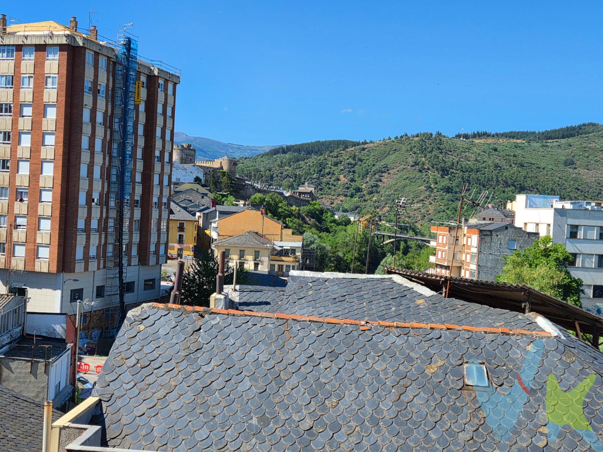 Descubre este impresionante piso ubicado en pleno centro de Ponferrada. Con una generosa superficie construida de 143 m² y utilizable de 125 m², esta propiedad cuenta con materiales modernos que permiten entrar a vivir inmediatamente sin necesidad de reformas. Dispone de cuatro habitaciones (una doble), dos baños completos y todas las comodidades necesarias para disfrutar del día a día. Entre sus características destacan la puerta blindada que garantiza seguridad adicional; una terraza ideal ; además disfruta del privilegio ser todo exterior lo cual permite una excelente iluminación natural durante todo el día. La ubicación es inmejorable: está rodeado por hermosos árboles y zonas infantiles perfectas para familias jóvenes o amantes del ocio urbano. También se encuentra muy cerca tanto autobuses como centros comerciales e institutos educativos esenciales dentro su entorno cotidiano.Complete su bienestar diario disfrutando también desde casa unas vistas únicas hacia los alrededores.Por último incluye trastero perfecto almacenamiento extra.Nos gustaría invitarle hacer visita! No deje pasar esta oportunidad única.