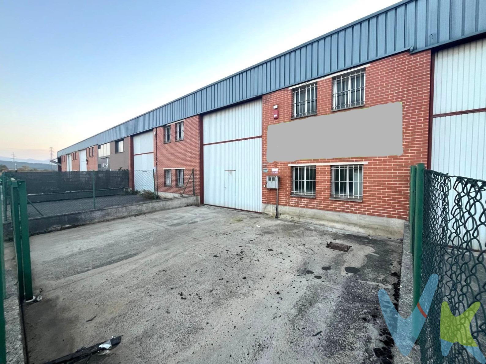 Excelente oportunidad en uno de los polígonos con mayor demanda de la Comarca. Nave industrial ubicada en el Polígono de Mutilva, zona muy comercial y perfectamente comunicada, con acceso directo a la ronda que conecta con Pamplona y el resto de la Comarca. La nave cuenta con 250 m² construidos, diáfanos y funcionales, ideales para almacenaje, taller o actividad logística. Dispone además de un patio privado de 70 m², completamente vallado con verja perimetral, que ofrece mayor seguridad y comodidad para carga y descarga. - Ubicación estratégica. - Zona de gran actividad comercial. - Fácil acceso y excelentes comunicaciones. - Patio cerrado para mayor protección. Una oportunidad única para ubicar tu negocio en una zona de alto valor empresarial. (DATOS MERAMENTE INFORMATIVOS, SIN VALOR CONTRACTUAL. EL PVP INDICADO NO INCLUYE IMPUESTOS, GASTOS DE TRANSMISIÓN). 