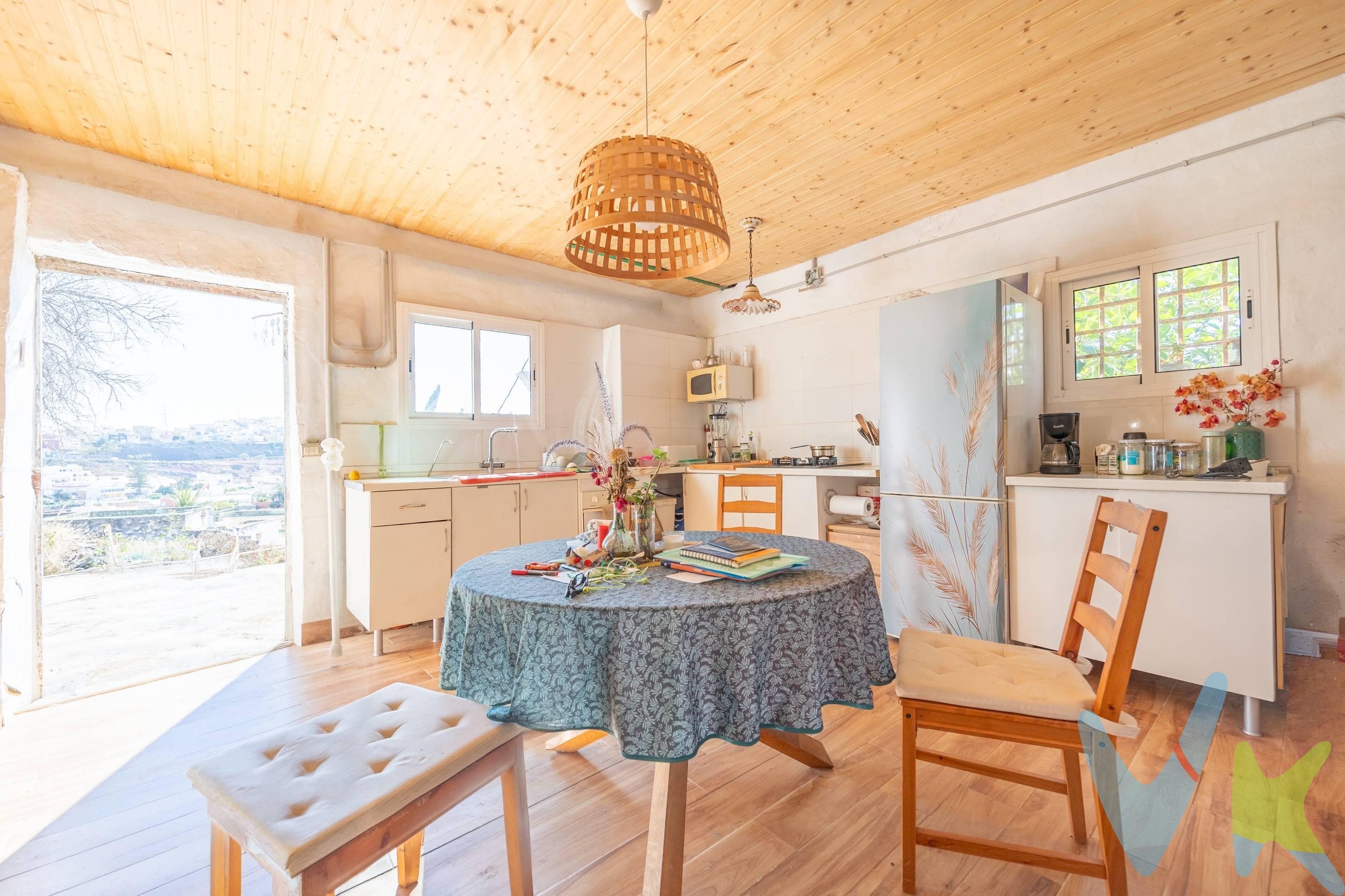 En el corazón de Marzagán (Las Palmas de Gran Canaria) se encuentra esta finca única de 13.000 m², una propiedad con un enorme potencial que no aparece todos los días en el mercado. Un espacio amplio, privado y lleno de posibilidades, donde la tranquilidad del entorno se combina con la cercanía a la ciudad. Dentro de la finca se ubican cuatro viviendas independientes, lo que la convierte en una opción ideal tanto para quienes buscan un gran hogar familiar como para quienes desean un proyecto con visión: vivir y rentabilizar, crear un espacio para varias generaciones o desarrollar una inversión con múltiples usos. Aquí, cada rincón invita a imaginar: zonas ajardinadas, áreas de descanso, cultivo, animales, eventos, o simplemente el placer de disfrutar de un terreno amplio en una ubicación estratégica, con acceso cómodo y buena conexión con Las Palmas. Una finca que ofrece algo difícil de encontrar hoy: espacio, privacidad y varias viviendas en una misma propiedad, en un enclave con encanto propio. Si buscas una propiedad especial, con alma y con futuro, esta puede ser la oportunidad que estabas esperando. Solicita más información y descubre todo lo que esta finca puede ofrecerte.