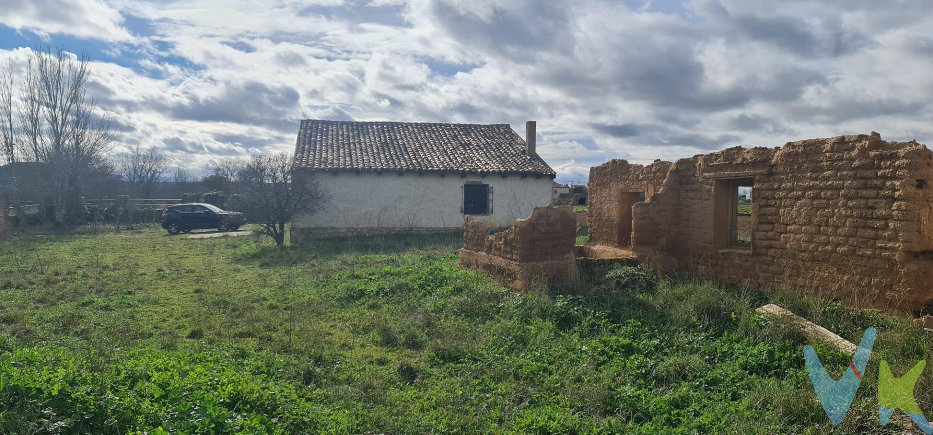 Bonita finca con casa (para reformar completamente), nave y piscina,. Cuenta con dos pozos y motor para regar.  De casi 6 hectáreas, lisa y  plana. Junto a un arroyo y el rio. Para cultivar cualquier tipo de producto, buena tierra, antes huerto de árboles frutales.