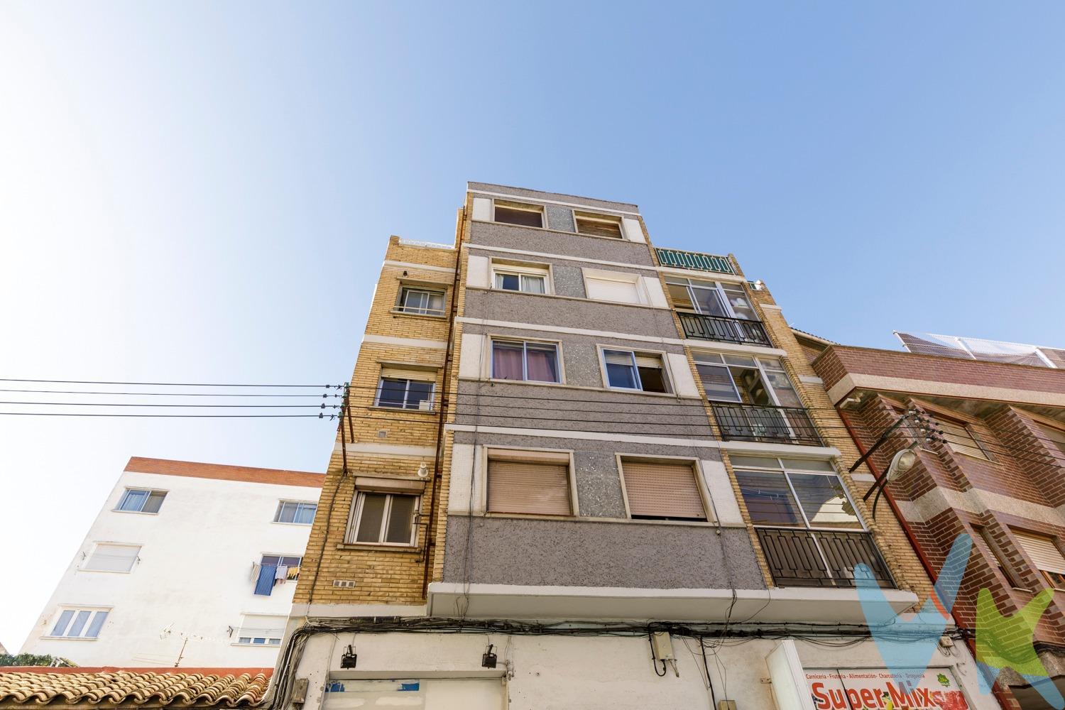 Ubicado en la calle Lugo, en el barrio de Torrero, presentamos este piso que destaca por su comodidad, luminosidad y buena distribución. La vivienda cuenta con un salón acogedor, una amplia cocina independiente totalmente equipada, dos dormitorios (uno de ellos con salida a balcón cerrado) y un baño con ducha reformado para mayor confort. Dispone de calefacción individual a gas, lo que te permitirá controlar el consumo y mantener un hogar confortable en todas las estaciones. Otro de sus puntos fuertes son los pocos gastos de comunidad, que lo convierten en una opción muy atractiva tanto para quienes buscan su vivienda habitual como para aquellos interesados en invertir. Un piso que reúne todo lo necesario para instalarse sin preocupaciones y disfrutar desde el primer día.