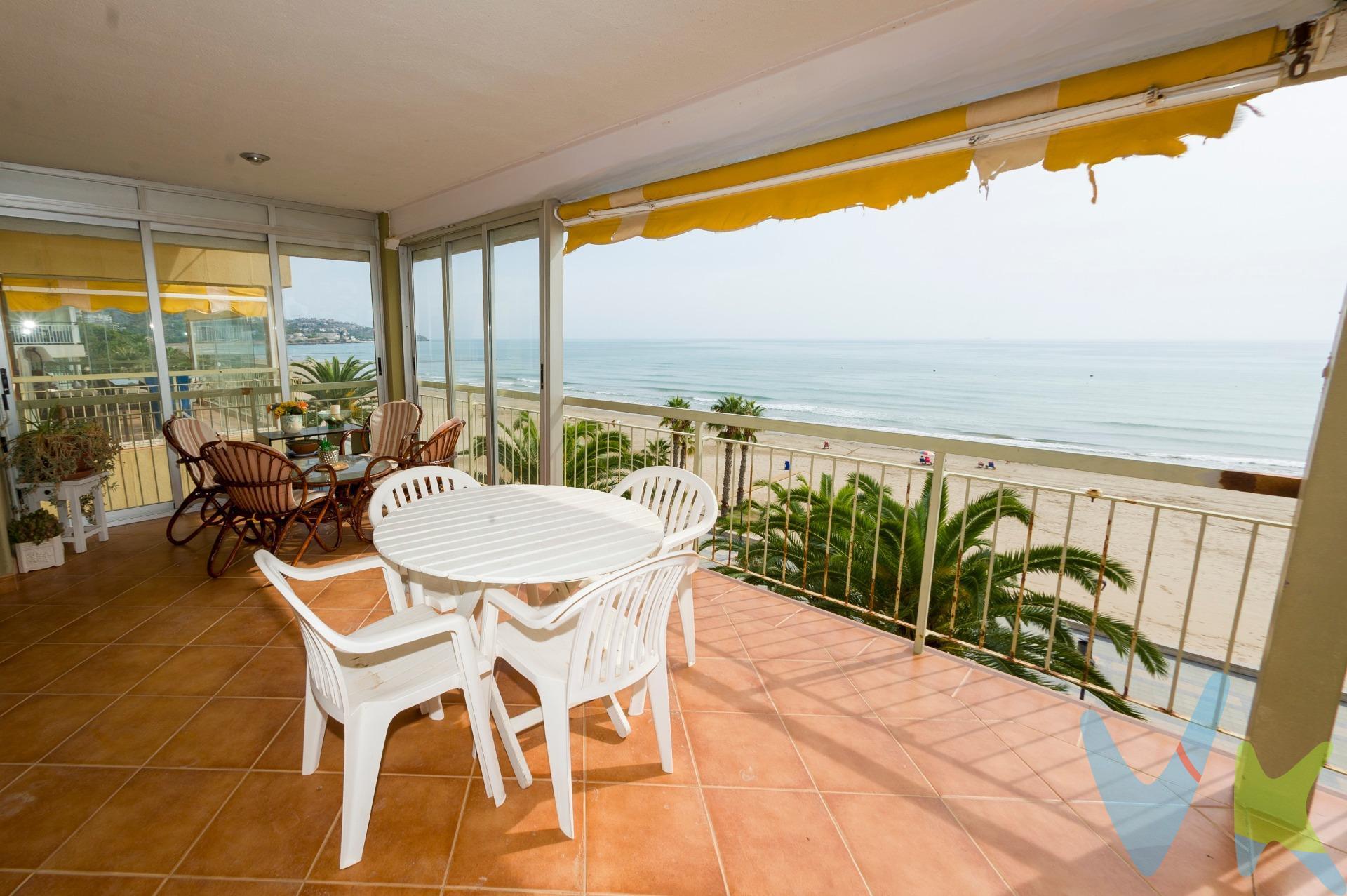 🏖️ Apartamento frontal en primera línea – Playa del Torreón, Benicasim. 📍 Paseo Marítimo Torreón · Residencial Ordesa. Apartamento frontal en primera línea de la Playa del Torreón, una de las zonas más demandadas de Benicasim, con vistas abiertas al mar 🌊 y acceso directo al paseo marítimo. La vivienda ha sido totalmente reformada ✨ con materiales de calidad y cuenta con 121 m² construidos, distribuidos de forma funcional y cómoda. La reforma permitió convertir las antiguas cuatro habitaciones en 3 dormitorios amplios 🛏️, mejorando la amplitud y la distribución general. El salón-comedor 🛋️, amplio y muy luminoso, tiene salida directa a una terraza de 24 m² 🌞, orientada al mar. La terraza dispone de una zona acristalada para su uso durante todo el año y una parte abierta con vistas despejadas a la playa 🌊. La cocina independiente 🍽️, también reformada, es práctica y bien aprovechada. La vivienda dispone de 2 baños completos 🚿. Cuenta con climatización por bomba de frío y calor ❄️🔥 en toda la vivienda, garantizando confort durante todo el año. Incluye plaza de parking 🚗, un valor imprescindible en esta ubicación. Apartamento listo para entrar a vivir 🔑, sin necesidad de reformas, ideal tanto como vivienda habitual como para segunda residencia. Una excelente oportunidad para vivir frente al mar en una de las mejores playas de Benicasim 🌴. 📍 Ubicación privilegiada en la Costa Mediterránea – Benicasim Playa. Esta vivienda se encuentra en Benicasim (Comunidad Valenciana), una de las localidades más valoradas de la costa mediterránea española por su calidad de vida, playas amplias y clima suave durante todo el año. Benicasim está situada junto a la ciudad de Castellón de la Plana, a tan solo 10-15 minutos en coche, donde encontrarás todos los servicios de una capital de provincia: hospitales, centros comerciales, universidades y estación principal de tren. ✈️ Conexiones nacionales e internacionales. La ubicación es especialmente cómoda tanto para residentes habituales como para quienes viajan desde el extranjero:. •	A 25 minutos del Aeropuerto de Castellón, con conexiones internacionales en expansión. •	A aproximadamente 1 hora del Aeropuerto de Valencia, principal aeropuerto internacional de la región, con vuelos diarios a numerosas ciudades europeas. 🚄 Benicasim cuenta además con estación de tren con conexiones directas a Valencia, Barcelona y otras ciudades españolas. 🌊 Entorno y estilo de vida. Benicasim Playa es conocida por sus kilómetros de playas de arena fina, su paseo marítimo y su ambiente tranquilo y familiar. Un enclave ideal tanto como residencia habitual, segunda vivienda o inversión internacional en una de las zonas más estables y demandadas del Mediterráneo español. Por mandato expreso del propietario comercializamos este inmueble mediante contrato de multi-exclusiva, por el cual numerosas agencias colaboradoras, nacionales e internacionales, ofrecen esta vivienda a sus potenciales compradores, todo ello garantizando un servicio de calidad, un trato fácil, sencillo y sin interferencias de terceros, ya que la gestión es a través de nuestra agencia. *Impuestos, gastos de compraventa tales como honorarios agencia y financiación no incluidos. 