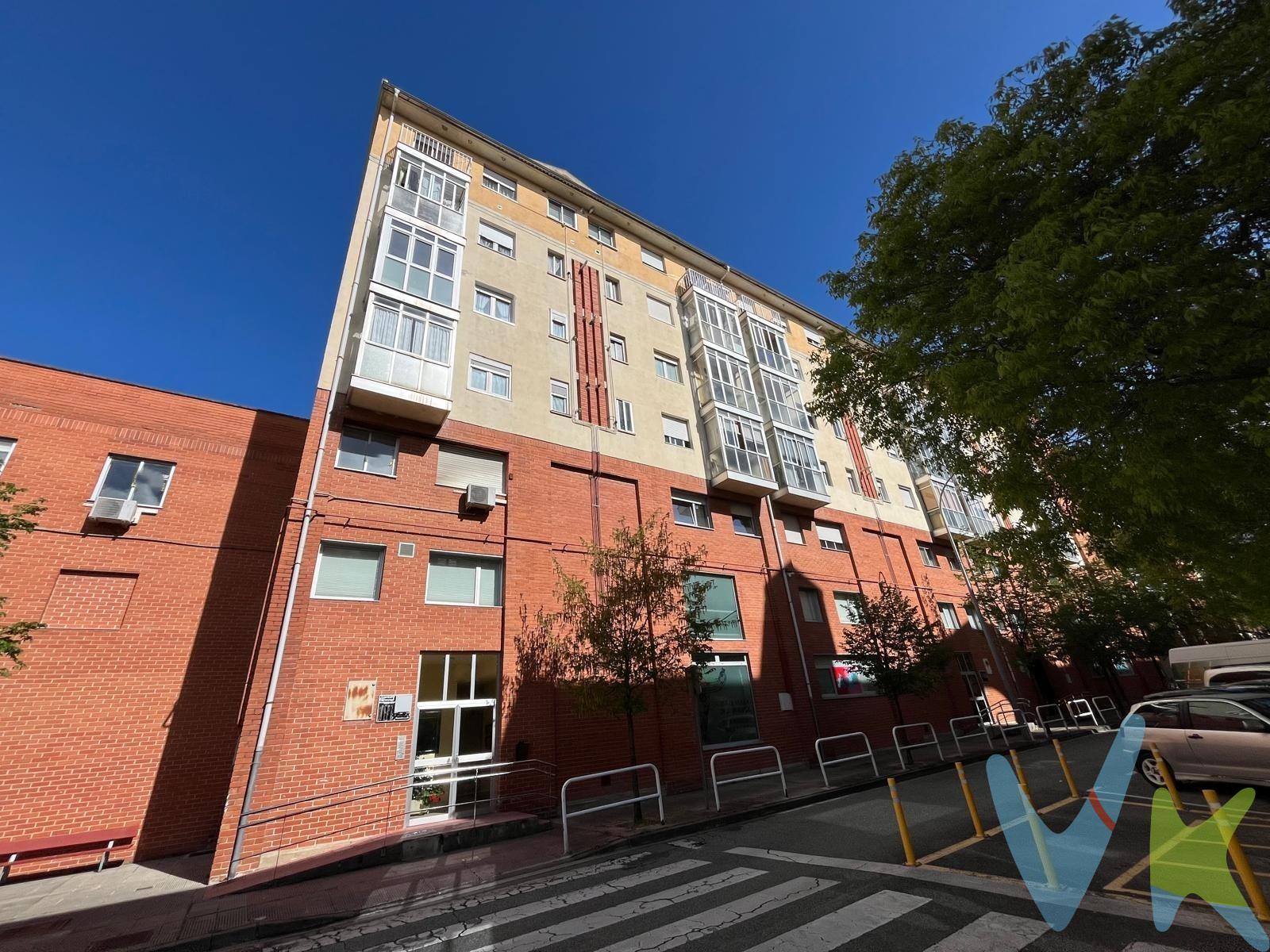 Se vende oficina en excelente ubicación, a la entrada de Zizur Mayor, en la calle Zabalgain. Situada en la primera planta de un edificio con ascensor y sin barreras arquitectónicas, lo que garantiza accesibilidad total. Ubicada en una zona muy consolidada, con todos los servicios alrededor: comercios, hostelería, transporte público, zonas de aparcamiento y fácil acceso desde Pamplona y principales vías de comunicación. Con casi 60 m² útiles, esta oficina se distribuye de forma práctica y funcional:. - Amplio recibidor de entrada. -  Gran estancia principal de unos 24 m², ideal para zona de trabajo común, reuniones o atención al público. - Dos despachos independientes de aproximadamente 10 m² cada uno. - Zona de almacén y descanso de más de 6 m². El espacio cuenta con tres grandes ventanas exteriores, lo que proporciona una excelente luminosidad natural durante todo el día gracias a su orientación Oeste y vistas totalmente despejadas. Dispone de aseo de hombre y de mujer compartidos con las otras oficinas de la planta. Ideal para profesionales, despachos técnicos, consultas, servicios administrativos o cualquier actividad que requiera un entorno tranquilo, bien comunicado y con buena imagen. ¡Llámanos y ven a verla sin compromiso!. (Las superficies expresadas en esta página tienen carácter descriptivo y son aproximadas. Datos meramente informativos, sin valor contractual. El PVP indicado no incluye impuestos, gastos de transmisión).