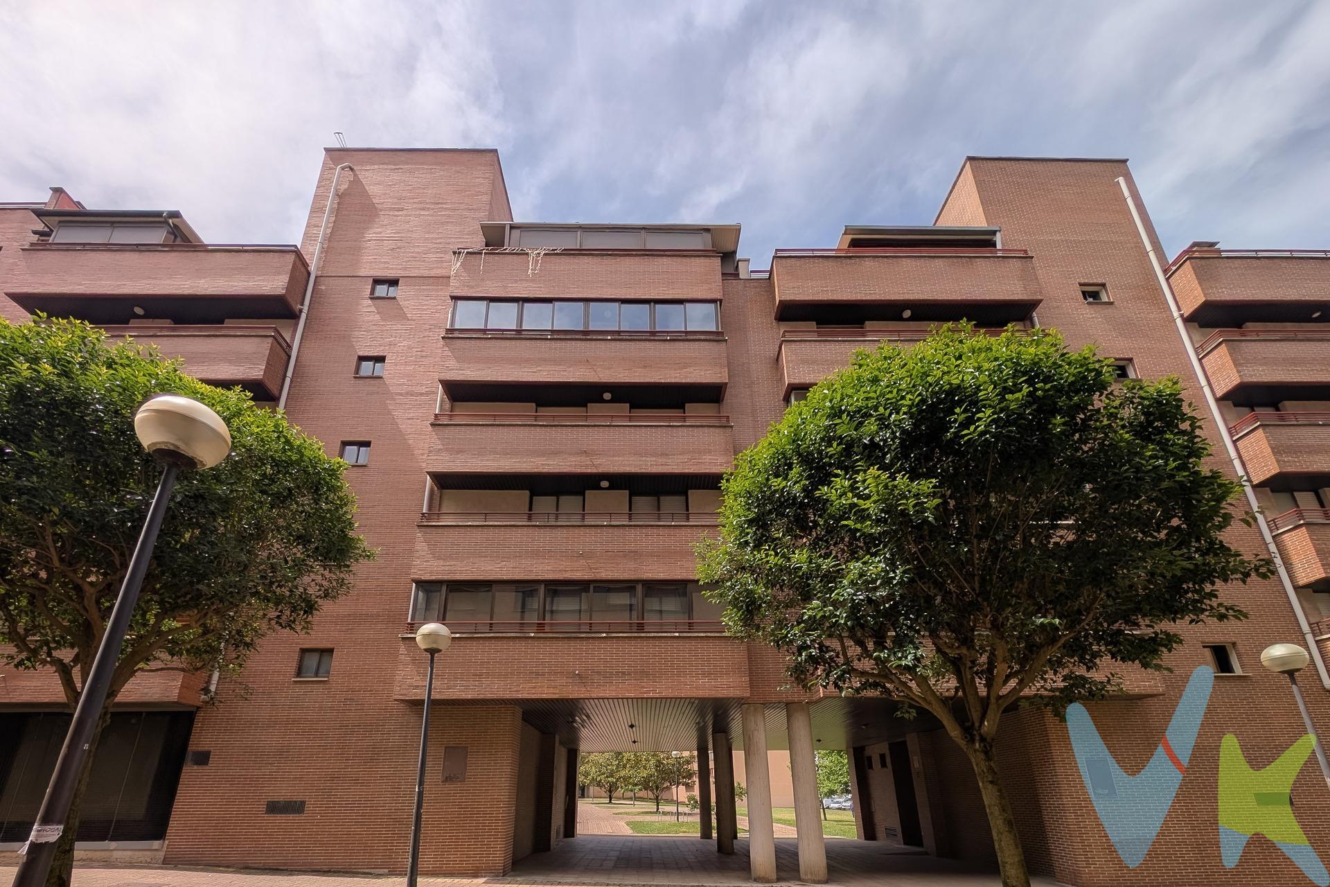 Si estás buscando un piso donde no tengas que hacer reformas, donde entre la luz desde que sale el sol y donde cada espacio tenga sentido… sigue leyendo, porque este te va a gustar. Está en una cuarta altura, con orientación sureste y noreste, así que la luz te acompaña todo el día, pero sin que el sol te derrita en verano. Tranquilidad, buenas vistas y sin vecinos pasando por tu ventana. Tiene tres habitaciones, y el dormitorio principal cuenta con baño en suite, perfecto para tener tu propio rincón de calma e intimidad. Un salón comedor amplio, donde se vive de verdad: comidas, siestas, charlas, series. La cocina y los baños están reformados, así que no tienes que pensar en obras. Llegas, colocas tus cosas, y listo. Y además: garaje y trastero. El coche duerme a cubierto y tú ganas espacio para guardar todo lo que no quieres ver a diario, pero necesitas tener cerca. Está en Barañain, con todos los servicios al lado. Es de esos pisos que no se explican del todo bien con fotos. Hay que verlo. Sentirlo. Imaginarte viviendo ahí. Si al leer esto te has imaginado ya desayunando en la cocina… igual es el momento de llamarnos.