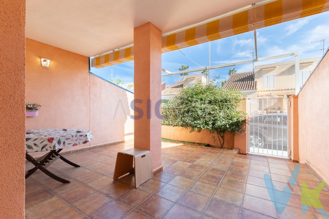 Vivir a un paso de la playa de Almardà. (5 minutos a pie). En la tranquila zona de Almardà, te espera esta casa luminosa de 2004 con todo lo que necesitas para disfrutar del Mediterráneo todo el año. Imagina despertarte con el murmullo del mar y desayunar bajo la luz suave del Mediterráneo. En Almardà (Residencial 2000), una de las zonas más tranquilas y codiciadas de Sagunto, te espera este hogar lleno de calma y luminosidad, a solo unos pasos de la playa.Construida en 2004, esta vivienda combina el encanto mediterráneo con el confort actual. Dispone de cuatro dormitorios amplios, dos baños completos y un salón comedor espacioso conectado con una cocina independiente perfectamente equipada. Cada estancia respira orden, claridad y bienestar, y desde sus tres terrazas se disfruta de una brisa marina que convierte cualquier día en verano.El conjunto residencial ofrece una preciosa piscina comunitaria, ideal para relajarse sin salir de casa. Además, cuenta con plaza de garaje privada y zonas comunes cuidadas con mimo,Con 117 m² construidos (según Catastro) y orientación este-oeste, esta vivienda es luz todo el día. Su ubicación es perfecta: cerca del mar, de servicios esenciales y con fácil acceso a Sagunto y Valencia. Un lugar ideal tanto como residencia habitual como refugio de verano.Ven a descubrir el privilegio de vivir junto al mar con la serenidad que solo Almardà puede ofrecer! DESCRIPCIÓN RÁPIDA: Adosado con 2 entradas, desde la calle y desde acceso peatonal de zonas comunitarias.PLANTA BAJA:porche amplio (desde salón)patio/terraza delante junto a cocinagaraje privadococina amplia1 baño completobarbacoa 1ERA ALTURA:1 habitación amplia, exterior con armario empotrado y salida a balcón amplio/terraza2 habitaciones exteriores, con armarios empotrados1 habitación principal exterior con armario empotrado y salida a balcón1 baño completo CALIDADES:ventanas climalitsuelo cerámica/gresaire acondicionado por conductosarmarios empotradosterrazas y balcóntoldosrejasbarbacoacalentador eléctricoPORCHE (junto a salón): 23,70mts²PATIO (junto a cocina): 5,15mts²GARAJE: 11,70mts² ESPECTACULAR ADOSADO A 5 MINUTOS A PIÉ DE LA PLAYA. CON TODOS LOS SERVICIOS Y LAS COMODIDADES. ES AMPLIA, CÓMODA Y MUY LUMINOSA, UBICADA EN UNA ZONA TRANQUILA. PISCINA COMUNITARIA. ES IDEAL PARA TODO EL AÑO O PARA DISFRUTAR DE MARAVILLOSOS VERANOS. LOS IMPUESTOS, GASTOS DE NOTARÍA, REGISTRO Y GASTOS DE AGENCIA NO ESTÁN INCLUIDOS EN EL PRECIO DE VENTA.EL MOBILIARIO, ELECTRODOMÉSTICOS Y DECORACIÓN QUE APARECEN EN LAS FOTOGRAFÍAS DE LA VIVIENDA, NO ESTÁN INCLUIDOS EN EL PRECIO DE VENTA. 