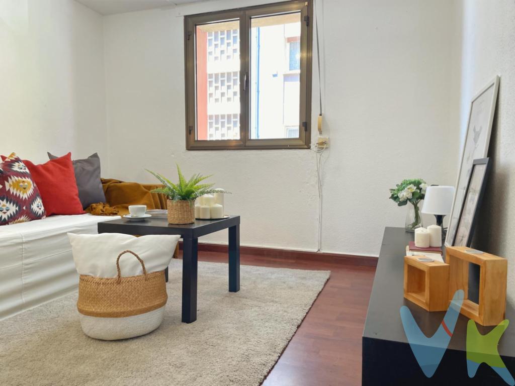 ¡Descubre tu nuevo hogar en el encantador barrio de Cimadevilla, Gijón! Este atractivo piso, ubicado en un tercer piso con ascensor, es la oportunidad que estabas esperando para vivir en una de las zonas más vibrantes y con más carácter de la ciudad. Características del piso:- Salón acogedor: Con orientación noroeste ,tiene luz natural durante las tardes, creando un ambiente cálido y confortable donde podrás relajarte y disfrutar de momentos inolvidables con tus seres queridos.- Dos dormitorios: Uno de ellos cuenta con un práctico armario, ideal para mantener todo en orden y aprovechar al máximo cada rincón. Estos espacios son perfectos para descansar y recargar energías después de un día lleno de aventuras.- Baño moderno: Equipado con un plato de ducha y ventilación natural, este baño combina funcionalidad y confort, brindándote un lugar privado para relajarte y refrescarte.- Cocina encantadora: Imagina preparar deliciosas comidas en esta cocina, un espacio donde la creatividad culinaria puede florecer. Ya sea para un desayuno rápido o una cena especial, aquí podrás disfrutar de cada momento en la cocina.Cimadevilla es un barrio que te cautivará desde el primer momento. Con su rica historia y su ambiente bohemio, cada calle cuenta una historia y cada esquina es un descubrimiento. Además, su cercanía al puerto deportivo te permitirá disfrutar de paseos junto al mar, actividades al aire libre y una oferta gastronómica que deleitará tus sentidos.Este piso no es solo una propiedad; es una invitación a vivir la experiencia de Cimadevilla, donde la comunidad es cálida y acogedora. Aquí, cada día se siente especial, lleno de oportunidades para crear recuerdos inolvidables.No dejes pasar esta oportunidad única de adquirir un hogar en un barrio que combina tradición y modernidad. ¡Contáctanos hoy mismo y comienza a escribir tu nueva historia en Cimadevilla!