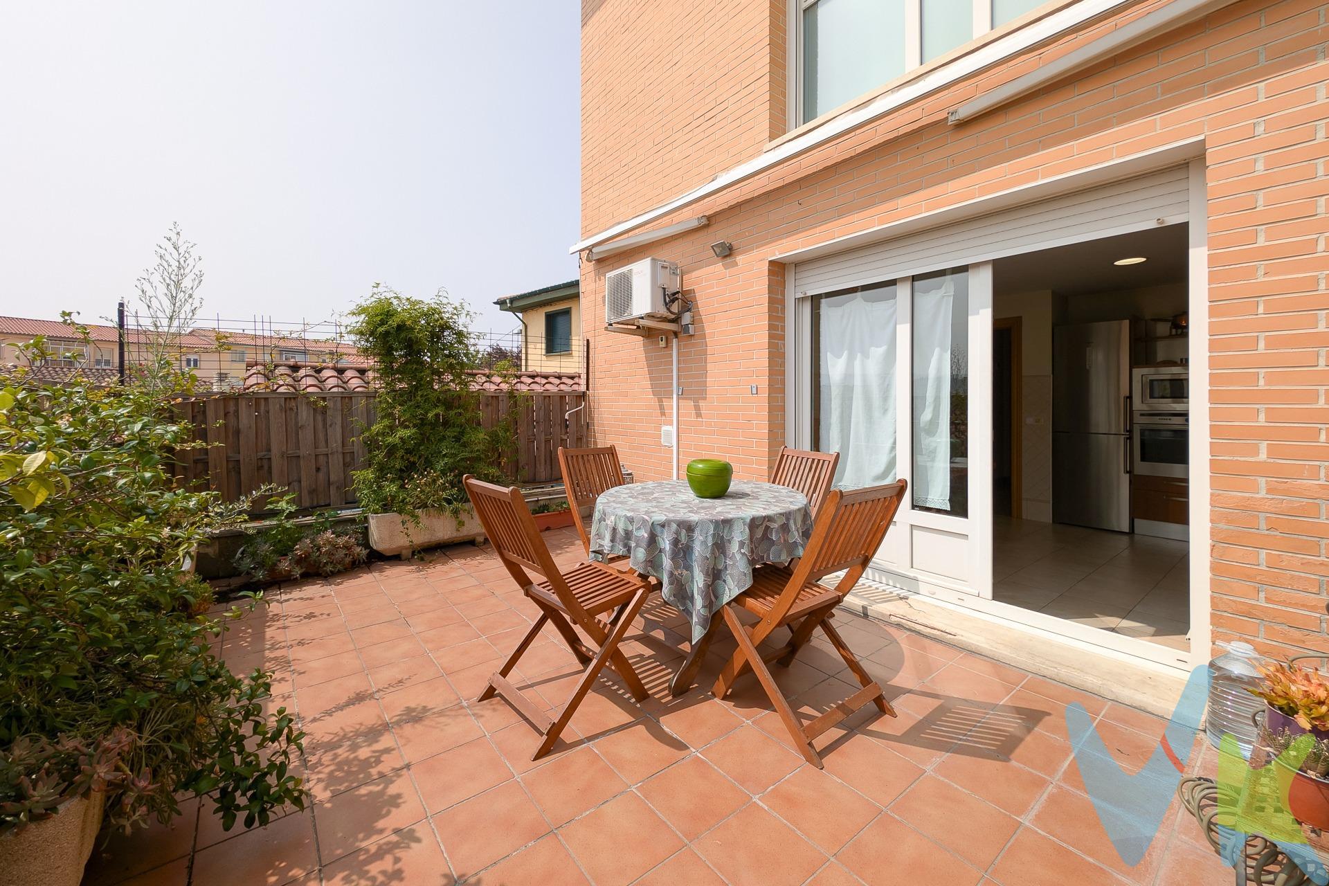 Se vende este luminoso y soleado unifamiliar ubicado en Mutilva baja. La propiedad cuenta con una distribución funcional y moderna:. En la planta semisótano se encuentra un acogedor txoko, con escaleras de acceso al jardín, un aseo  y un garaje. En la planta principal, podemos disfrutar de una amplia cocina completamente equipada,  baño con ducha, una práctica despensa con acceso directo a una agradable terraza, un espacioso salón, con salida a jardín trasero . En primera planta esta vivienda dispone de tres habitaciones, todas dobles y una de ellas con un amplio vestidor, además de un baño completo. . En la planta superior o última nos encontramos con dos grandes habitaciones abuhardilladas y un otro baño completo. . Mutilva es uno de los municipios de la cuenca de Pamplona con mayor calidad de vida y con todos los servicios que cualquiera de nosotros pudiera desear. Autobuses, supermercados, centro de salud, polideportivos, centros educativos.. GASTOS E IMPUESTOS NO INCLUIDOS.