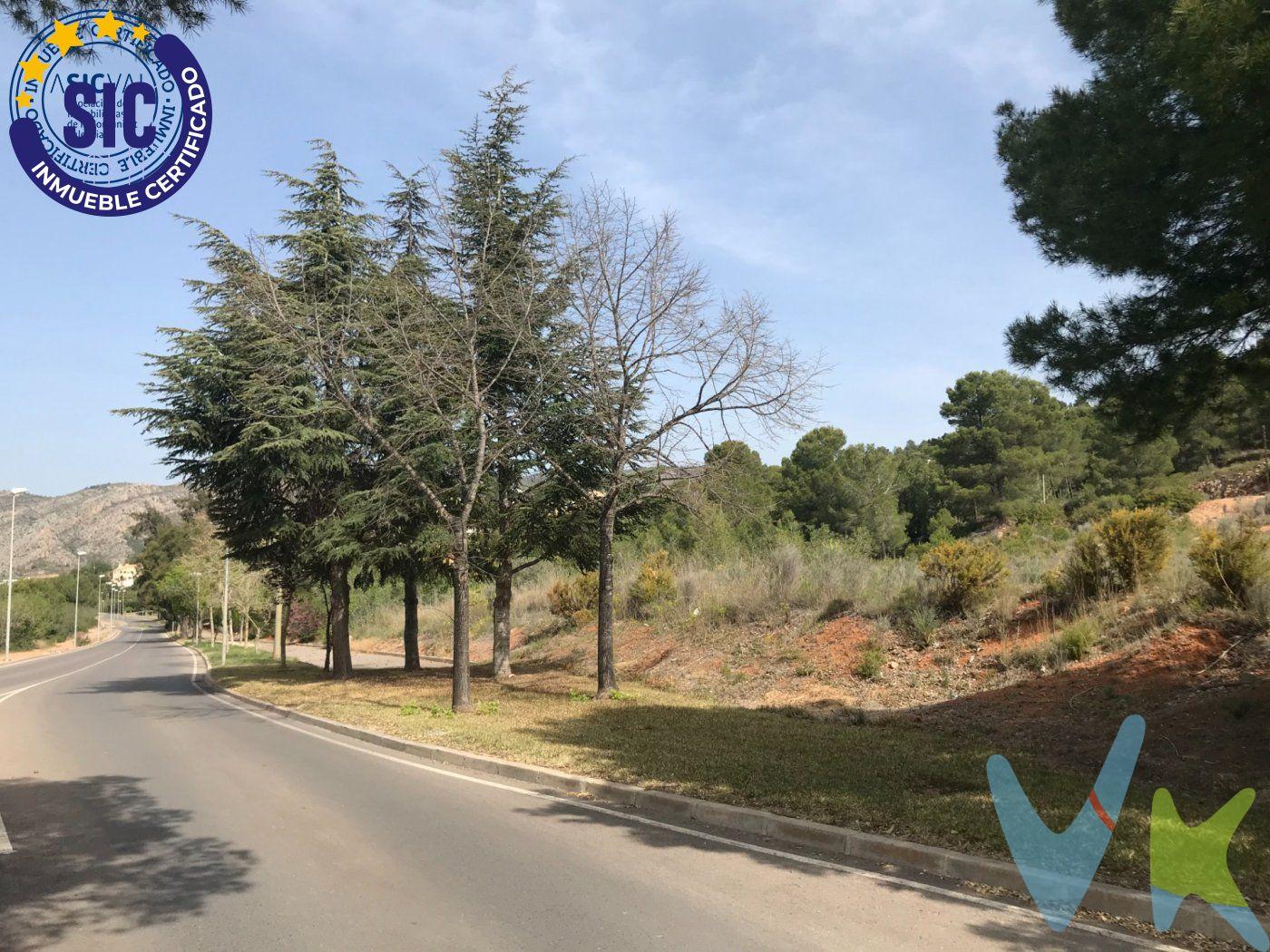 Esta es tu urbanización, la Coma, situada a tan sólo unos minutos de la Capital donde normalmente te desarrollas profesionalmente, pero cuando llega el final de la jornada laboral o los días festivos aquí podrás disfrutar de los tuyos y de la tranquilidad que te ofrece la naturaleza, además en esta urbanización podrás disfrutar de paseos por las distintas sendas que o bordean el campo de golf o bien encrestan las primeras montañas de la plana pudiendo disfrutar de unas vistas fabulosas. Y como no tendrás a tu disposición unas de las mejores instalaciones deportivas de la provincia para poder practicar: Golf. tenis, padel, futbol etc.. Y todo esto en la casa que puedes construir a tu gusto y necesidad. No lo dudes llámanos¡¡¡. 