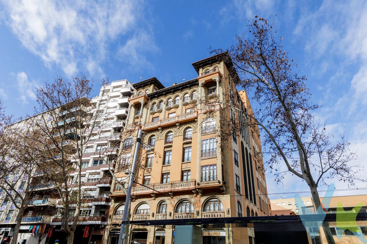En una de las avenidas más cotizadas de Zaragoza, Gran Vía Ramón y Cajal, se encuentra esta espectacular planta baja de 84 m² útiles y casi 130 m² de terrazas, un auténtico privilegio en plena ciudad. La vivienda destaca por su diseño actual y sus acabados de alta gama. . Dispone de dos dormitorios dobles, uno de ellos tipo suite con baño privado. El salón-comedor, amplio y muy luminoso, se integra con una elegante cocina abierta con isla, totalmente equipada, creando un espacio moderno, funcional y perfecto tanto para el día a día como para recibir invitados. Todas las estancias tienen acceso directo a las terrazas, lo que aporta una luminosidad excepcional y una sensación continua de amplitud y conexión con el exterior. Entre sus calidades destacan, armarios a medida en toda la vivienda, preinstalación de aire acondicionado, calefacción individual, gran pérgola en la terraza principal. Se vende con plaza de garaje y trastero en la misma finca, aportando máxima comodidad. Ubicada en una finca rehabilitada de interés arquitectónico, esta propiedad combina el encanto de un edificio singular con el confort contemporáneo. Una vivienda pensada para quienes valoran el espacio exterior, la ubicación y la calidad en cada detalle. Contacte con nosotros para más información o para concertar una visita. 