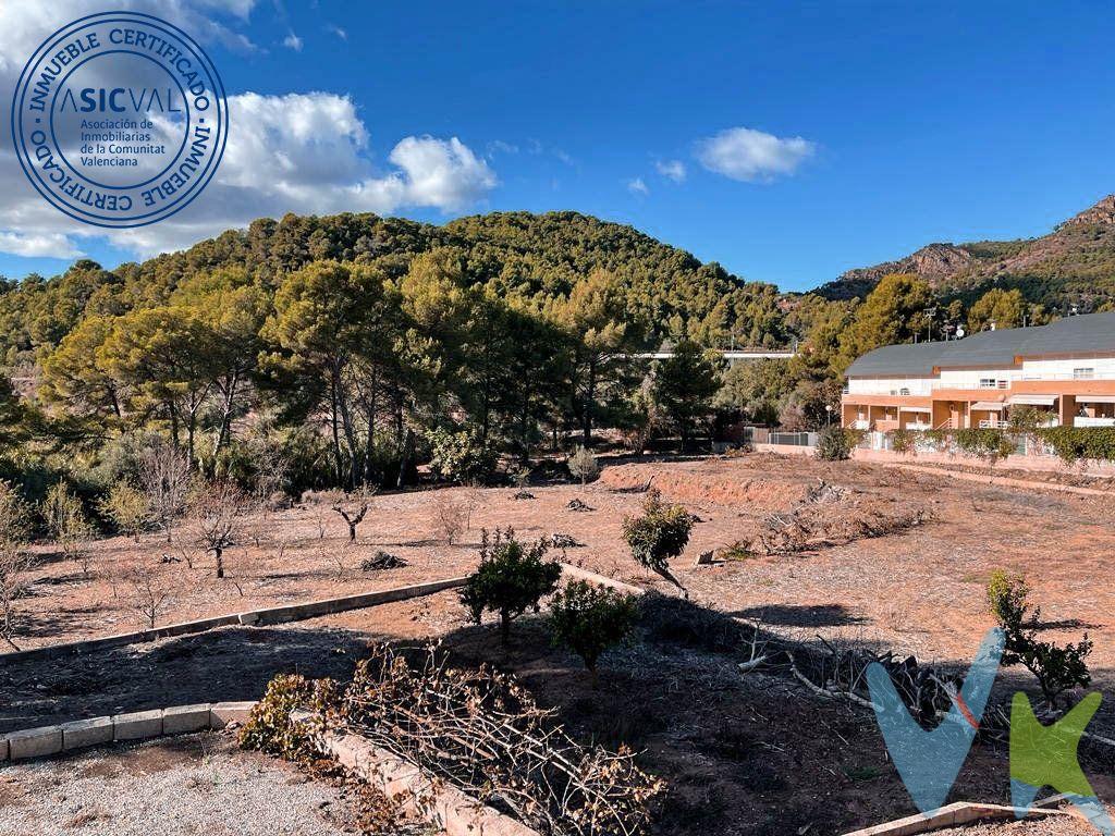 Te ofrecemos en exclusiva dos terrenos unidos en venta en el municipio de Naquera en zona ciudad jardín, junto a la Sierra Calderona.  .  Se trata de de dos parcelas situadas en el Camino Viejo de Portacoeli. Una de ellas tiene una superficie de 1517 m2 y la otra, 6.580 m2.  .  Los solares se encuentran en suelo urbano disponible para su edificación. La edificabilidad permitida es del 40 %. Entorno privilegiado junto a otras urbanizaciones de casas adosadas y chalets independientes, con gran accesibilidad y junto al pueblo.  Magnífica oportunidad de construir tanto adosados como chalets independientes  y a menos de 40 minutos de Valencia.  .  Si quieres más información, llama a tu inmobiliaria de confianza para resolver todas tus dudas. ¡Te esperamos!