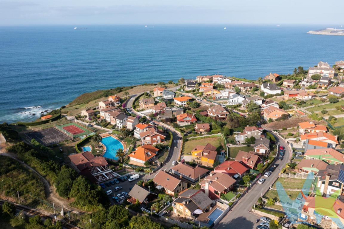 Ponemos  a la venta esta magnifica oportunidad a 15 minutos de Gijon,en Carreño y concretamente en la Urbanización XivaresCon una ubicación privilegiada donde las vistas al mar desde esta casa son simplemente espectaculares, aportando un efecto calmante y una sensación de libertad que solo el mar puede ofrecer. Se trata de una Casa independiente con una superficie de 195.15 metros cuadrados útiles y 217.15 metros cuadrados construidos, esta propiedad ofrece un espacio amplio y cómodo para su familia. Dispone de 2 Plantas mas Desván con una parcela de 425 metros  y ha sido construida en 1979 En la Planta del Sótano encontrara  garaje amplio, asegurando que nunca tenga que preocuparse por el estacionamiento ya que la  seguridad y el espacio son una prioridad en este inmuebleAdemás, cuenta con un trastero que proporciona espacio adicional para almacenaje, manteniendo su hogar organizado y libre de desorden todo ello dentro  de una finca completamente cerrada que proporciona privacidad y tranquilidadEn la Planta Baja encontrará tres habitaciones espaciosas,Salon-Comedor con Chimenea,Cocina Baño y Aseo con aceeso a la Terraza que es  es uno de los puntos fuertes de la casa, ofreciendo un lugar perfecto para relajarse, disfrutar del aire fresco y contemplar impresionantes vistas al marPara aquellos que disfrutan de actividades al aire libre, la propiedad cuenta con una Urbanización privada con  zona ajardinada,acceso a Playa Privada, Centro Social ,Piscinas, cancha de Tenis y Cancha Deportiva ideal para reuniones familiares, Es importante destacar también la excelente ubicación, con una parada de autobús muy cercana, facilitando el acceso al transporte público y permitiendo un fácil desplazamiento a diferentes zonas de la ciudad.La estructura robusta y bien mantenida de la casa, construida en 1979, asegura durabilidad y resistencia, haciendo de esta residencia una inversión confiable para el futuro.En resumen, esta casa no solo ofrece amplitud y comodidad, sino también todas las facilidades para vivir una vida plena en uno de los destinos más hermosos de España. Entre las múltiples ventajas se incluyen el espacio habitable generoso, las zonas exteriores y las vistas al mar, todo ello en un entorno tranquilo y privado.Coordine su visita para descubrir en persona las infinitas posibilidades que ofrece este excepcional hogar. . No espere más y realice una visita cuanto antes, ¡esta casa tiene todo lo que necesita y más!En el precio final no están incluidos en Impuesto de Transmisiones Patrimoniales ni los Gastos de Notaría y Registro.