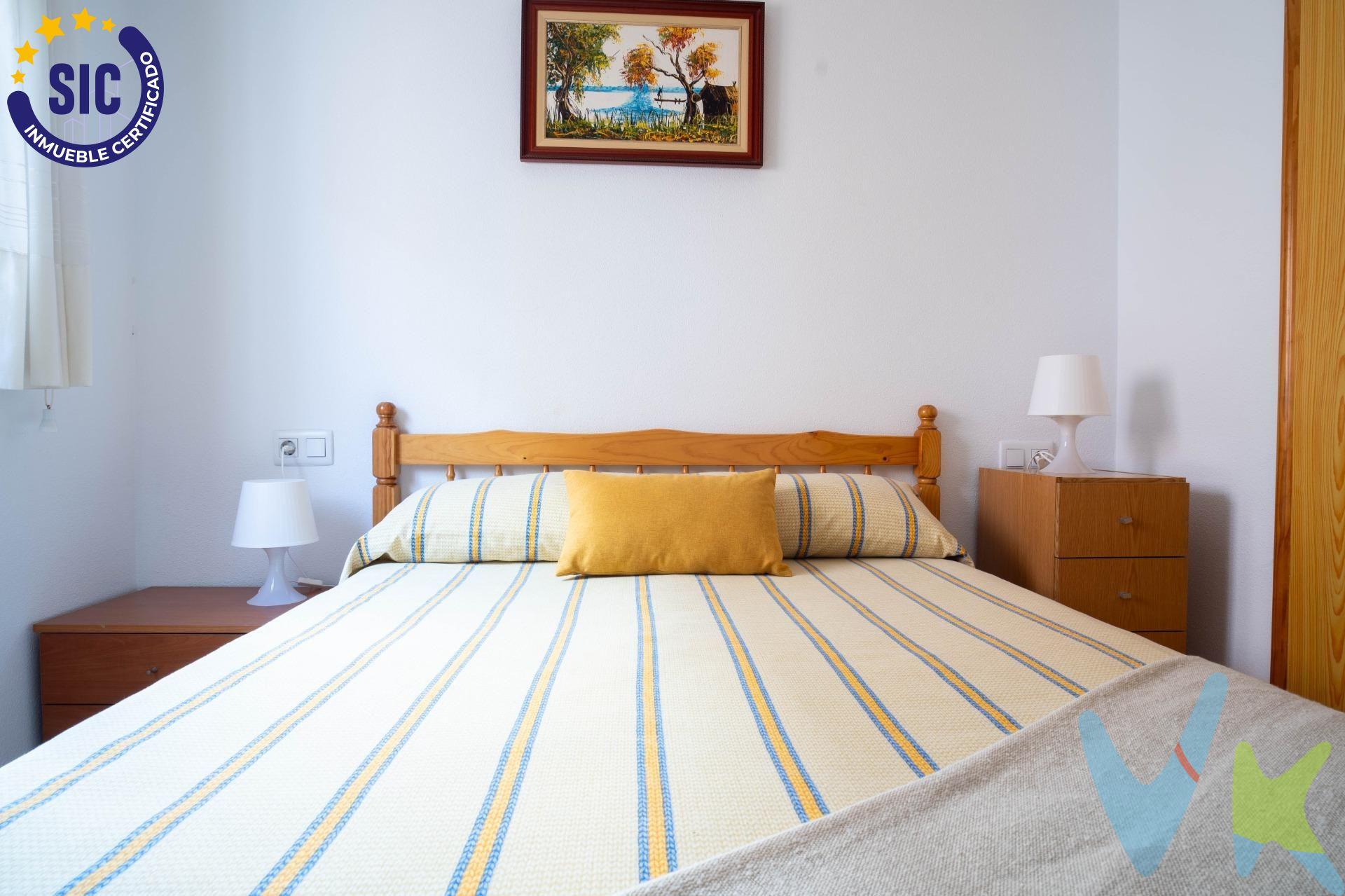 ¡NO TE PIERDAS ESTA OPORTUNIDAD! En el corazón del pueblo de Oropesa, a solo unos pasos de la playa Morro de Gos y de todos los servicios que necesitas como supermercados, centro médico, farmacias, ayuntamiento.. Te presentamos esta vivienda luminosa y acogedora, ideal para personas que les guste disfrutar en un entorno relajado y cerca del mar. La vivienda esta distribuida en salón comedor, cocina semi abierta con pasa platos y totalmente equipada, baño completo con bañera, dos habitaciones dobles con armarios empotrados y balcón con vistas despejadas a la calle. Vamos un rincón de tranquilidad en el  pueblo, para vivir o disfrutar sin prisas. Contacta con nosotros para recibir más información o para venir a visitarlo. Los metros útiles son aproximados. Este inmueble es en exclusiva, con lo que le facilitamos cualquier información sobre la vivienda. Por este motivo, solicitamos no molesten al propietario, ocupantes de la propiedad, vecinos o conserje de la comunidad. . Muchas gracias por su comprensión. El precio indicado puede sufrir variaciones. En todos los casos los precios expuestos son más impuestos y gastos derivados de la transmisión del inmueble.