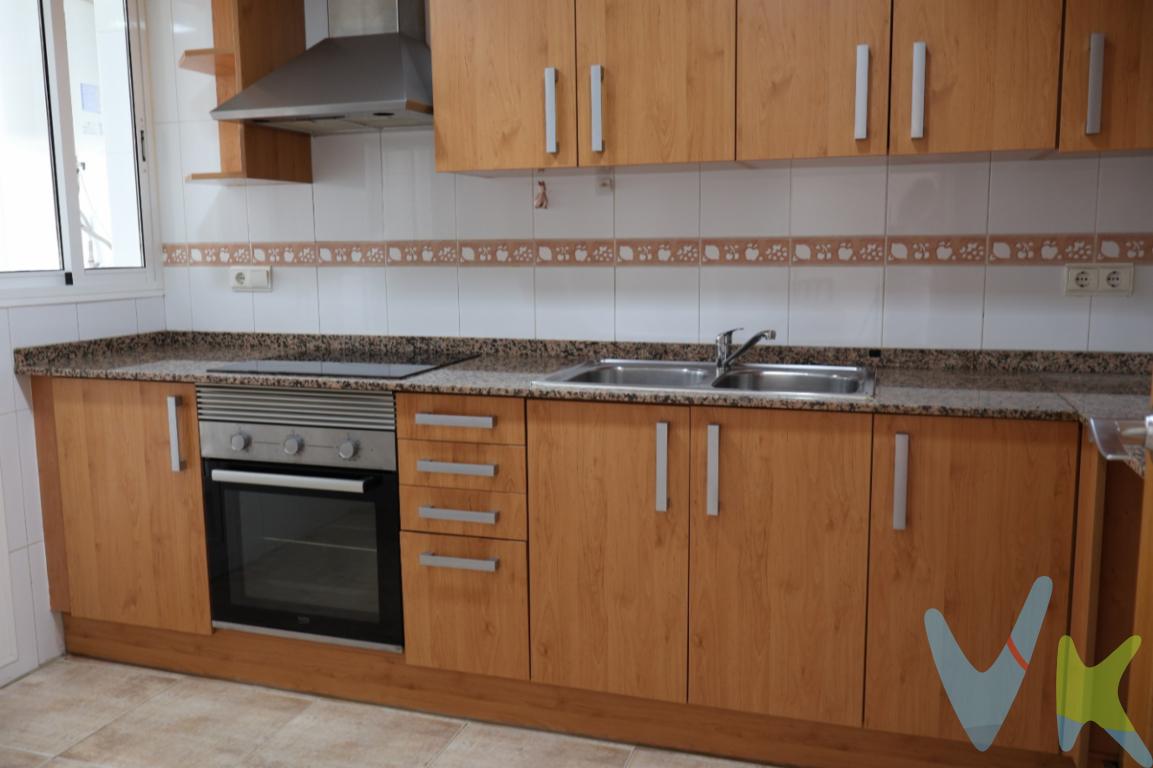 Piso exterior en Parc Central (Torrent) con balcón, garaje y trastero incluidos. A 5 min del metro?Vivienda impecable y lista para entrar a vivir en una 3ª planta con ascensor, dentro de una de las zonas residenciales más demandadas y consolidadas de Torrent. Sus 75 m² útiles destacan por una distribución funcional sin pasillos perdidos, gran luminosidad y excelentes calidades.?Distribución y calidades destacadas:?Zona de día: Salón-comedor amplio con acceso directo a un balcón exterior con vistas despejadas. Cocina independiente completamente equipada con electrodomésticos y óptima capacidad de almacenaje.?Zona de noche: 2 habitaciones dobles con armarios empotrados de cuatro puertas vestidos por dentro. Dispone de 2 baños completos (el principal en suite).?Climatización y confort: Sistema centralizado de aire acondicionado frío/calor por conductos y ventanas con doble acristalamiento y mosquiteras instaladas.?Aparcamiento y almacenaje: Incluye plaza de garaje de fácil maniobra en finca con videovigilancia (a escasos metros del ascensor) y un amplio cuarto trastero independiente.?Ubicación y conexiones estratégicas (Parc Central):?Transporte: A 5 minutos a pie de la estación de metro Torrent Avinguda (L1, L2 y L7 directas al centro de Valencia) y paradas de autobús interurbano.?Servicios a pie de calle: Supermercados, colegios, centros médicos, zonas verdes, Universidad Católica (UCV) y rápida salida a la autovía (A-7 y V-36).?Propiedad ideal tanto para primera residencia como para inversores que buscan alta rentabilidad por alquiler en Parc Central.?Contacta con nosotros para concertar una visita o solicitar más información. Atendemos por teléfono y WhatsApp. Gastos de la compraventa a cargo de la compradora no incluidos en el precio del inmueble. A tener en cuenta:-        ITP  con carácter general en Valencia es del 10%, pudiendo corresponderle otro tipo impositivo atendiendo a sus circunstancias personales (por edad, renta, situación familiar, primera vivienda habitual ) previstas legalmente.*Base imponible del impuesto el mayor valor entre el precio de compraventa, la tasación o el valor de referencia catastral-        Gastos de notaría y registro, en su caso, suelen oscilar aproximadamente entre 15% y 25% (aranceles variables según valor de compraventa, número de copias).-        Si tramita la inscripción con una gestoría, deberá abonar sus honorarios más IVA (en este caso suele oscilar entre los 250.-EUR y los 450.-EUR + IVA).-        Honorarios de mediación inmobiliaria a cargo del comprador del 4% del precio final de venta más IVA (21%).Se informa al consumidor que la agencia actúa como intermediaria inmobiliaria en la operación, estando la compraventa y sus condiciones sujeta a la aceptación expresa del propietario y a la posterior formalización mediante el correspondiente contrato.la información de esta publicación no es vinculante y puede contener errores; se muestra únicamente con carácter informativo y no contractual.Este inmueble puede experimentar cambios de precio, descripción o ser retirado del mercado sin previo aviso. AGENCIA INMOBILIARIA cumple con la normativa vigente y acredita su capacitación profesional e identificación RAICV 00116, de acuerdo con el Registro de Agentes de Intermediación Inmobiliaria de la C.V  (Decreto 98/2022 de 29 de julio).  