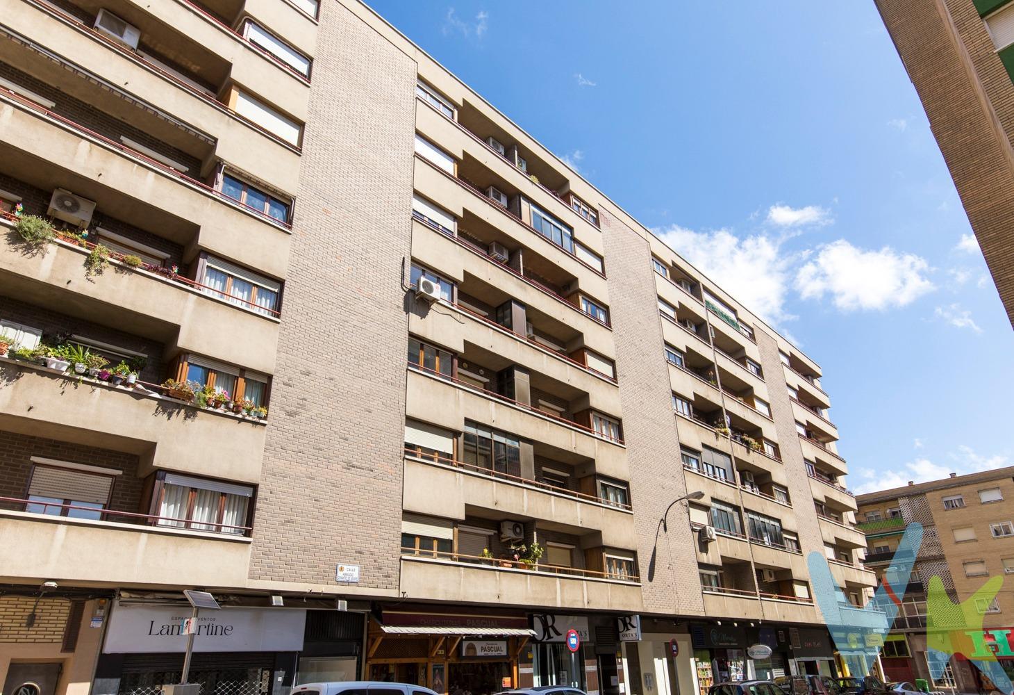 Amplio y luminoso piso en zona tranquila junto a Avenida de Madrid. Vivienda situada en la calle Donantes de Sangre, a un paso de la calle Unceta y la Avenida de Madrid. Una ubicación tranquila y bien comunicada, ideal para familias. El piso se distribuye en un amplio salón con salida a una terraza soleada, cocina independiente completamente equipada, un baño completo y un aseo de cortesía. Dispone de cuatro dormitorios, lo que ofrece múltiples posibilidades tanto para uso familiar como para teletrabajo. Cuenta con calefacción central y aire acondicionado por splits (en el salón y en una de las habitaciones), lo que garantiza el confort durante todo el año. Piso muy cuidado, con buena luminosidad natural. Se vende con plaza de garaje en la misma finca. ¡Una excelente oportunidad para vivir con espacio, luz y comodidad en Zaragoza!. 