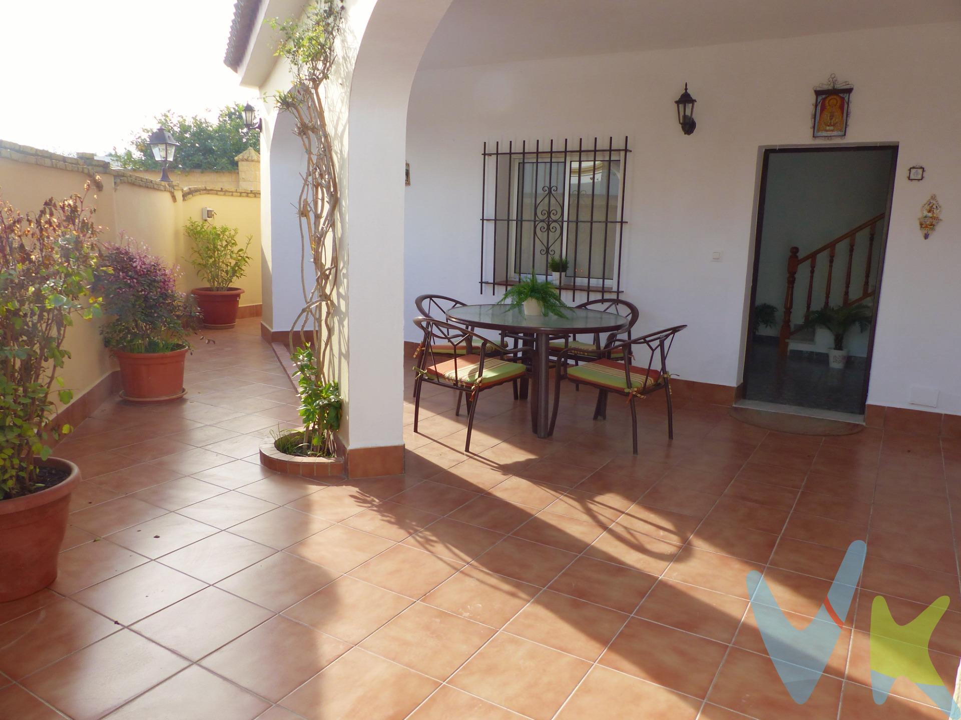 Estupenda casa de dos plantas en El Pinar de Chipiona, en El Pago Tábano. Consta en planta baja de terraza delantera de 60 m2 con porche, un amplio salón, un dormitorio con un gran armario empotrado, un baño completo y cocina independiente. En la planta alta tiene tres dormitorios amplios con armarios empotrados, un baño y salida a un solárium privado con vistal al pinar. Tiene garaje privado. La casa es muy luminosa y tiene mucha ventilación. Precio: 198.000.-€ (el precio no incluye ni gasos ni impuestos). Disponemos de Documento Informativo abreviado (DIA) para el consumidor que lo solicite