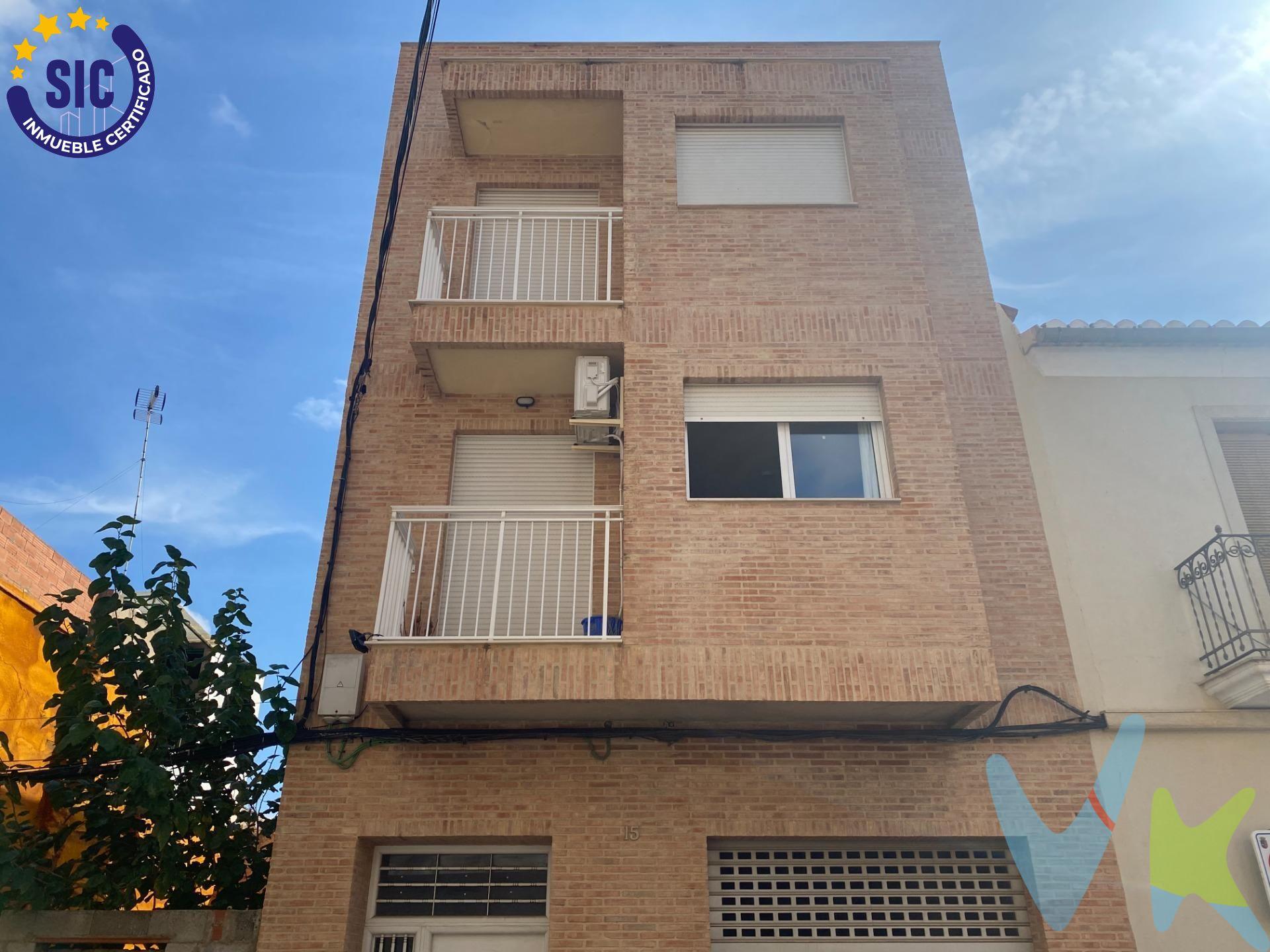 Pon tú el Precio y nosotros la Financiación hasta 100%, piso en venta Alginet, zona centro, planta segunda sin ascensor, 106 m2 de superficie, una habitación doble, tres habitaciones sencillas y dos baños, propiedad en buen estado de conservación. Extras: Armarios empotrados y linea 1 de metrovalencia cercana. No lo pienses más, solicita visitar el inmueble y descubrirás la vivienda que se adapta a tu estilo de vida. (Propuesta de precio sujeta a aprobación de la Propiedad y financiación sujeta a aprobación de la Entidad Financiera)