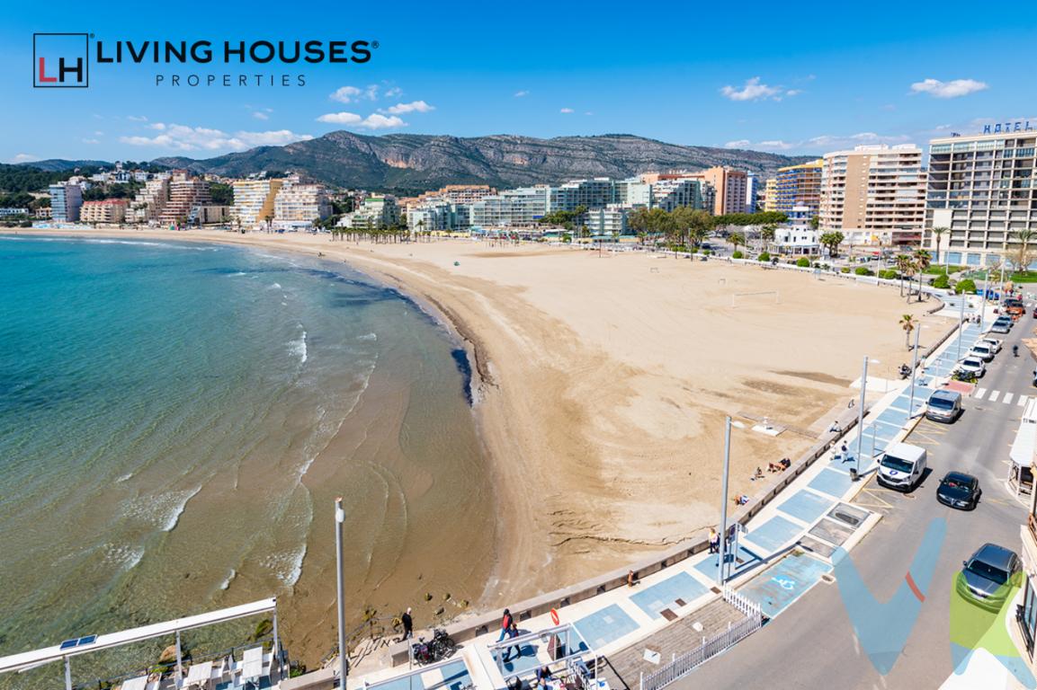  ¡Descubra su próximo hogar en la impresionante localidad de Oropesa del Mar-Orpesa! En plena Zona Playa de la Concha, primerísima linea de playa se presenta una oportunidad única de adquirir un piso que combina comodidad y lujo en un entorno inmejorable. Este magnífico inmueble, ubicado en la quinta planta de un edificio construido en 2003, ofrece todas las características necesarias para disfrutar plenamente de la vida junto al mar.Con una superficie útil de 75 metros cuadrados y 87 metros cuadrados construidos, este espacioso piso cuenta con tres habitaciones, ideales para familias o para quienes gustan de recibir visitas. Cada habitación ha sido diseñada pensando en el confort y la privacidad. Los espacios son luminosos y la brisa marina se siente desde cada rincón gracias a las grandes ventanas que inundan de luz natural el interior.El piso se ofrece completamente amueblado, listo para entrar a vivir y sin preocuparse por largos procesos de mudanza. La decoración ha sido seleccionada con buen gusto, creando un ambiente acogedor y moderno. Encontrará una cocina equipada con todos los electrodomésticos necesarios, así como un acogedor salón desde el que se accede a una maravillosa terraza. Este es el lugar perfecto para disfrutar relajantes tardes al aire libre mientras contempla las vistas al mar.Además, el edificio cuenta con ascensor, lo que garantiza comodidad y fácil acceso para todos los residentes. No tendrá que preocuparse por el aparcamiento, ya que este piso incluye una plaza de garaje, lo que representa un gran valor añadido en una zona tan demandada.En las instalaciones comunes, los residentes podrán disfrutar de una piscina exclusiva, ideal para los calurosos días de verano. La piscina se encuentra rodeada por una amplia zona solárium donde podrá descansar y disfrutar del sol mediterráneo. Estas instalaciones ofrecen un valor añadido para quienes buscan un estilo de vida que combine ocio y tranquilidad.La ubicación del piso es inmejorable. Con excelentes opciones de transporte público como tren y autobús a escasa distancia, moverse por la zona y más allá es realmente fácil. Este piso es perfecto no solo como residencia habitual, sino también como inversión vacacional gracias a la cercanía con la playa y las vistas privilegiadas al mar.No pierda la oportunidad de visitar este espléndido piso en una de las zonas más demandadas de Oropesa del Mar-Orpesa. Este inmueble reúne todas las condiciones para convertirse en el hogar de sus sueños o en una excelente opción de inversión en una ubicación costera privilegiada. Su combinación de amplitud, luminosidad, instalaciones y ubicación hacen de este piso una opción perfecta para aquellos que buscan calidad de vida.Concertar una visita es el primer paso para convertir este estupendo piso en su nuevo hogar. Sin duda, este inmueble cubre todas las expectativas de quienes buscan un lugar en el que disfrutar de la tranquilidad, el confort y la belleza de la vida costera. No deje pasar esta oportunidad única de adquirir su rincón junto al mar. 
