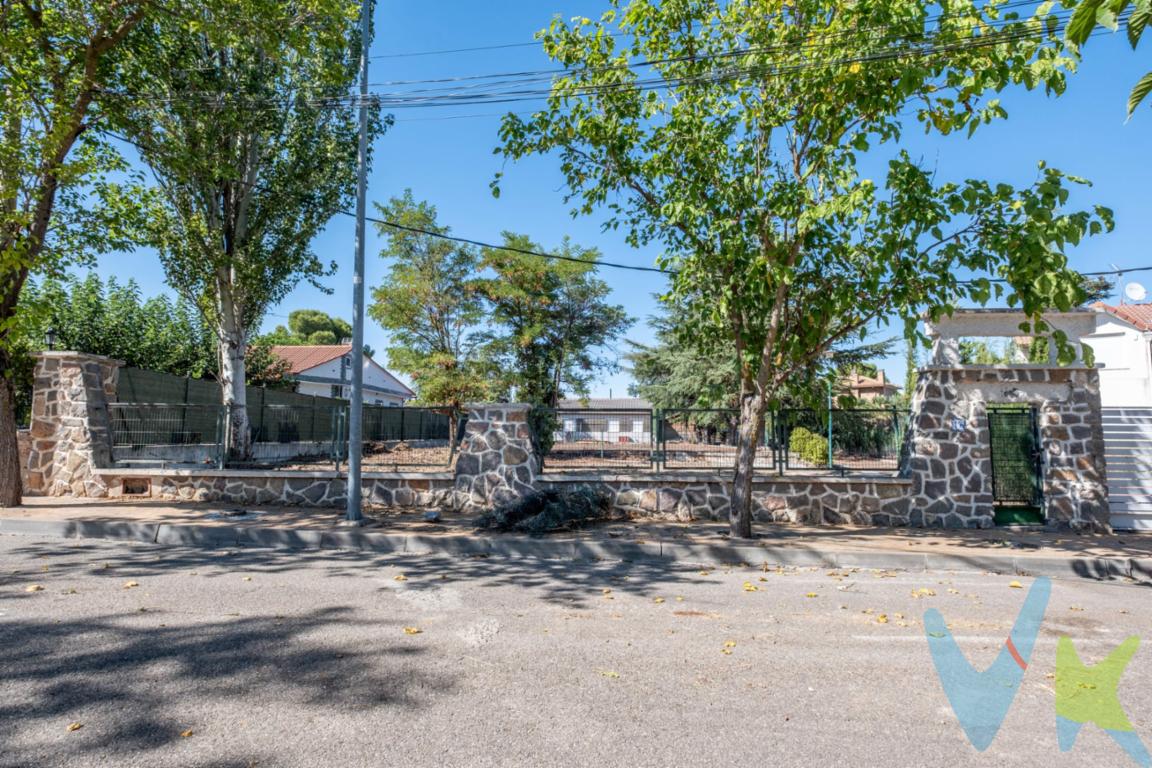 c/Monte Perdido, La Muela. En urbanización consolidada con piscina, zona deportiva, restaurante y amplias áreas verdes. Parcela urbana con todos los servicios, rodeada de viviendas, ideal para edificar tu unifamiliar a medida. Una oportunidad única de vivir en un entorno tranquilo, con comunidad , a menos de 30 minutos de Zaragoza y con línea de autobús desde el centro cada 2 horas. 