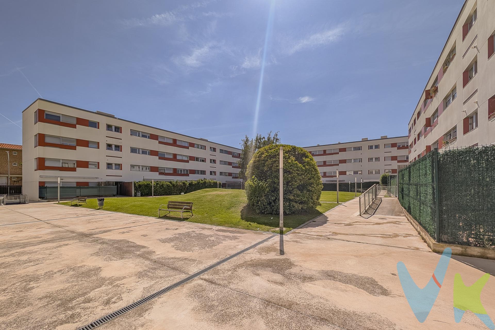 ¡En Venta! magnífico piso muy luminoso 2ª altura SIN ASCENSOR de 90 m2 útiles en la Urbanización Zizur, concretamente en la zona de la Tablada. Se trata de una Urbanización completamente cerrada que cuenta con jardín comunitario en el que encontramos un estupendo parque donde poder disfrutar con tus hijos. La vivienda se compone de: cocina independiente completamente equipada de 10,60 m2, junto a salón de 22,40 m2 y despensa-tendedero de 2.20 m2, dormitorio principal de 13,10 m2 con baño propio, otros dos dormitorios  de 10,30 m2 y 13,10 m2 y otro baño común (bañera). En el semisótano del edificio tiene una plaza de garaje muy amplia de 30 m2  y un trastero de 4 m2. Se vende completamente amueblado. No dispone de ascensor. Si lo que estás buscando es una vivienda moderna, con zona comunitaria, junto a todos los servicios que necesitas y al alcance de tu mano, ¡esta es la tuya!, llámanos y te la enseñaremos encantados. (Los datos y superficies publicados en este anuncio son aproximados y meramente informativos, sin valor contractual. EPVP no incluye impuestos ni gastos de transmisión)