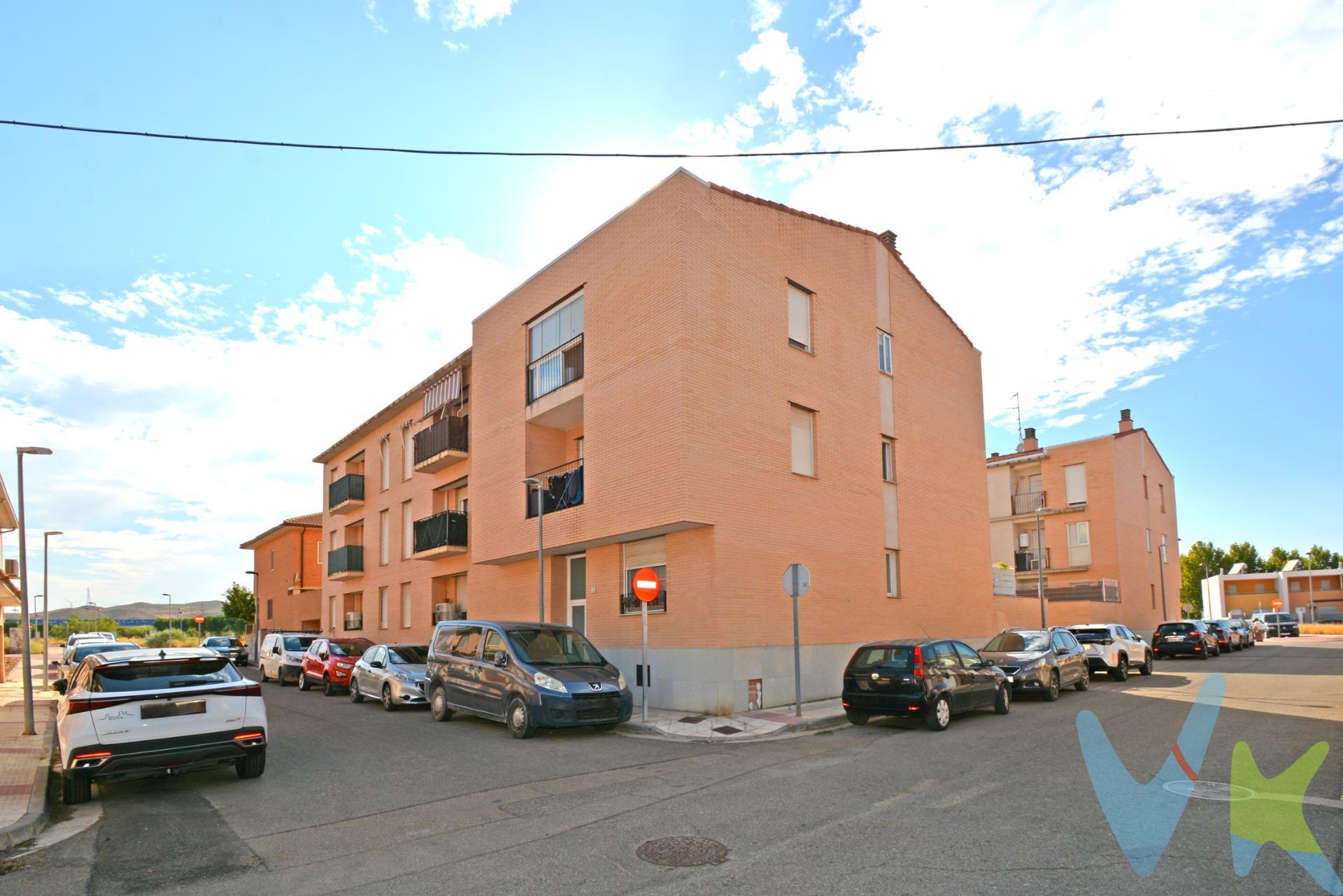 PISO CON GARAJE A LA VENTA EN EL BURGO DE EBRO - C/ ARMANDO ROMERO BLASCO. ¿Buscas un piso en el Burgo de Ebro luminoso, bien ubicado y listo para adaptarlo a tu estilo? ¡Lo has encontrado! 👇. ✨ Lo que te va a enamorar:. ☀️ Exterior y  luminoso: Primera planta con luz natural todo el día. 🛋️ Salón espacioso (18 m²): Con balcón a la calle, ideal para tu zona de relax. 🛏️ 2 dormitorios amplios: Espacio de sobra para descansar, teletrabajar o lo que necesites. 🍳 Cocina independiente con galería: Práctica y funcional. 🚗 ¡Garaje incluido! Plaza amplia para coche grande en la misma finca. 🏡 Detalles que marcan la diferencia:. Suelos laminados, ventanas Climalit (aislamiento perfecto) y puertas de madera maciza. Agua caliente con termo eléctrico y calefacción con radiadores eléctricos. 📍 Ubicación inmejorable:. En una zona tranquila y muy bien comunicada, con todos los servicios a un paso y justo al lado del Espacio "El Faro" y el centro multiusos "Cemube". 📞 ¿Quieres venir a verlo?. Te ofrecemos asesoramiento financiero sin compromiso. BUSCAMOS SOLUCIONES🏡,. ENCONTRAMOS HOGARES💙. IMPORTANTE: El precio no incluye impuestos, gastos de notaría, registro ni honorarios de intermediación. Este anuncio tiene carácter informativo y no es contractual. Puede estar sujeto a errores o modificaciones. . 