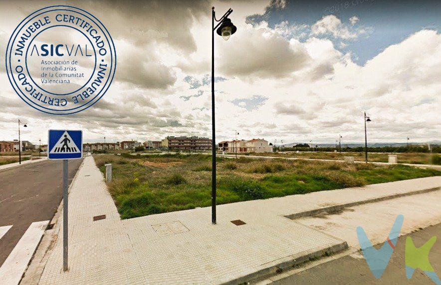 ¡No dejes pasar esta oportunidad! Disponemos de un solar en La Pobla Llarga, ubicado en la calle de La Mar (La Closa), ideal para la construcción de viviendas unifamiliares. Se encuentra en una zona de expansión con viviendas nuevas, frente a una tranquila área verde y en proximidad al instituto de secundaria. El solar tiene una superficie de 1.154 m2 y puede ser susceptible de división para la venta individual de parcelas, siempre y cuando la porción resultante cumpla con los requisitos para nuevas edificaciones. Esta es una excelente oportunidad para familias que deseen construir su hogar personalizado a medida. También es ideal para arquitectos y constructores que busquen ofrecer viviendas de calidad y diseño en la zona a un precio asequible. Aprovecha esta ocasión única y ponte en contacto con nosotros para obtener más información y concertar una visita. Recuerda que la descripción del inmueble e imágenes tienen un carácter meramente informativo y no tienen carácter contractual, pudiendo ser modificados por la inmobiliaria comercializadora sin implicar responsabilidad alguna frente a terceros. Además, el precio de venta al público de esta propiedad no incluye los gastos de adquisición, como los honorarios notariales, registrales, de gestión, entre otros. ¡No dudes en contactarnos para obtener todos los detalles!