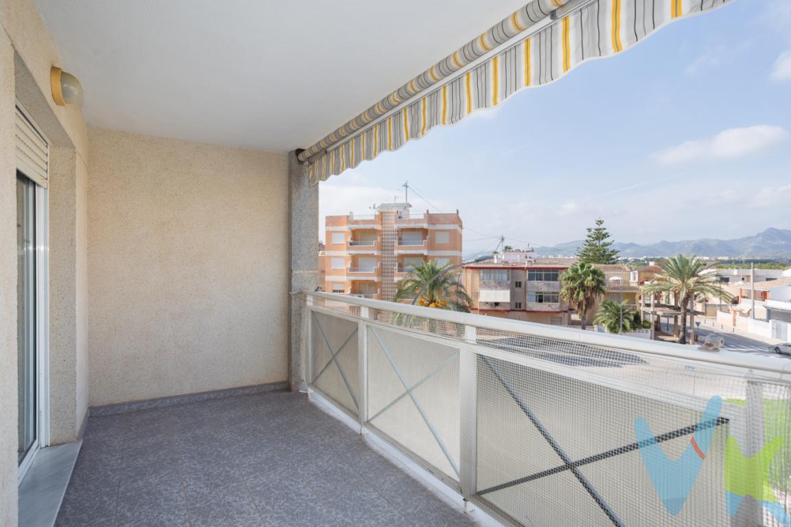 Descubre este luminoso y funcional apartamento ubicado en la codiciada Playa de Daimús. Con una superficie construida de 67 m² y útil de 60 m², esta propiedad cuenta con dos habitaciones dobles que ofrecen un ambiente acogedor para toda la familia. Su amplia terraza de 20 m² ofrece vistas despejadas ideales para relajarse al aire libre. El inmueble se encuentra en buen estado y dispone además de comodidades *opcionales*:
- parking privado  por 16.000€
- trastero por 8.000 € .
La piscina comunitaria es perfecta para refrescarse los días calurosos, mientras que las zonas infantiles garantizan diversión segura para los más pequeños. Situado a escasos pasos del mar, este apartamento forma parte una zona altamente demandada por su acceso directo a unas playas espectaculares.

Por mandato expreso del propietario, comercializamos este inmueble en exclusiva, lo que le garantiza un servicio de calidad, un trato fácil, un proceso sencillo, rápido y sin interferencias de terceros. Por este motivo, se ruega no molestar al propietario, a los ocupantes de la propiedad, a los vecinos o conserjes del edificio si los hubiera.

Muchas gracias por su comprensión. Si usted es agencia inmobiliaria y tiene un cliente para este inmueble, llámenos, estaremos encantados de colaborar en esta y otras operaciones.

Los datos facilitados son informativos, sujetos a pequeños errores, por lo que no suponen relación contractual alguna.