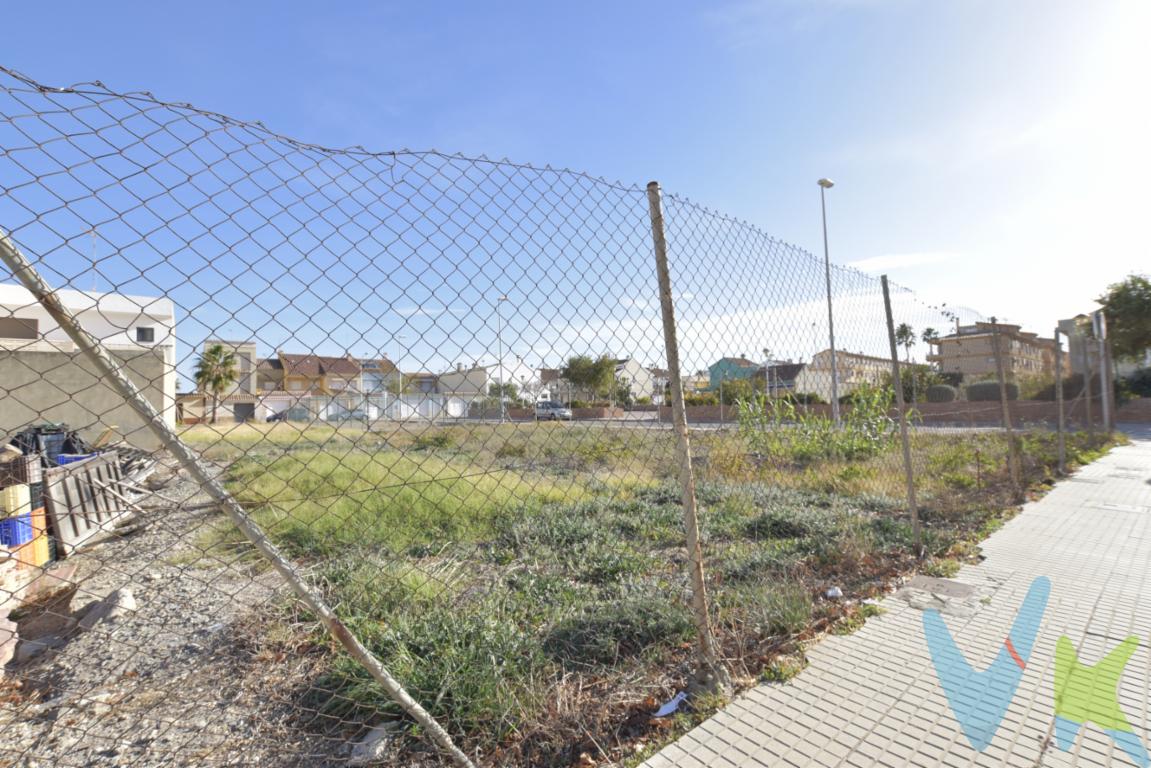 Estas de enhorabuena si quieres vivir junto al mar todo el año, cerca de Valencia y a los pies del Monte Picaio y la Sierra Calderona. Tenemos la parcela perfecta, más de 190m2 de solar y fachada de 8m, para construir la vivienda que siempre has soñado. A 100m del mar con un paseo marítimo de 2km, sólo para peatones, que es la envidia de los municipios de  l´Horta Nord y el lugar ideal para desconectar con bandera azul y la \"Q\" de calidad por sus excelentes servicios. ¡¡Un lujo a tu alcance!! El municipio a 3km y cuenta con todos los servicios, bancos, supermercados y colegios necesarios para una vida familiar. Hay autobús interurbano y a través de la vereda Mangraners podrás ir andando o en bici a la playa. La parcela está orientada al oeste y se puede edificar planta baja, piso 1º y bajo teja, situada en una zona de nueva construcción, segunda línea de playa, muy cerca hay una farmacia abierta todo el año. Lo mejor, la oferta gastronómica de la playa y el fácil acceso a Valencia a menos de 30 minutos. ¿Quieres más información? llámanos y encantados hacemos nuestro tu proyecto. Ideal para vivir en verano o durante todo el año.Contamos con 30 años de experiencia acreditada y nuestro objetivo es garantizarle un servicio de compra humano, ético, de calidad, fácil y seguro. Nuestro equipo lo integran agentes con la titulación AIR (Agente Inmobiliario Registrado) y Agentes Certificadores de la categoría Premium en certificación de inmuebles y debidamente registrados en el Registro de Agentes de Intermediación de la CV (RAICV 0743). Consulte en nuestras reseñas de Google lo que opinan los clientes que ya han trabajado con nosotros.El precio NO incluye: Impuestos, gastos de Notaría, registro y honorarios de inmobiliaria.Nuestra inmobiliaria cuenta con encargo en EXCLUSIVA de esta propiedad. Por ello rogamos, por expreso deseo, que evite molestar y contactar con los propietarios. Nosotros estaremos encantados en ayudarle y atenderle en todo lo referente al inmueble. Si eres un compañero inmobiliario estaremos encantados en colaborar con la seriedad y honestidad propia de un buen Agente. 