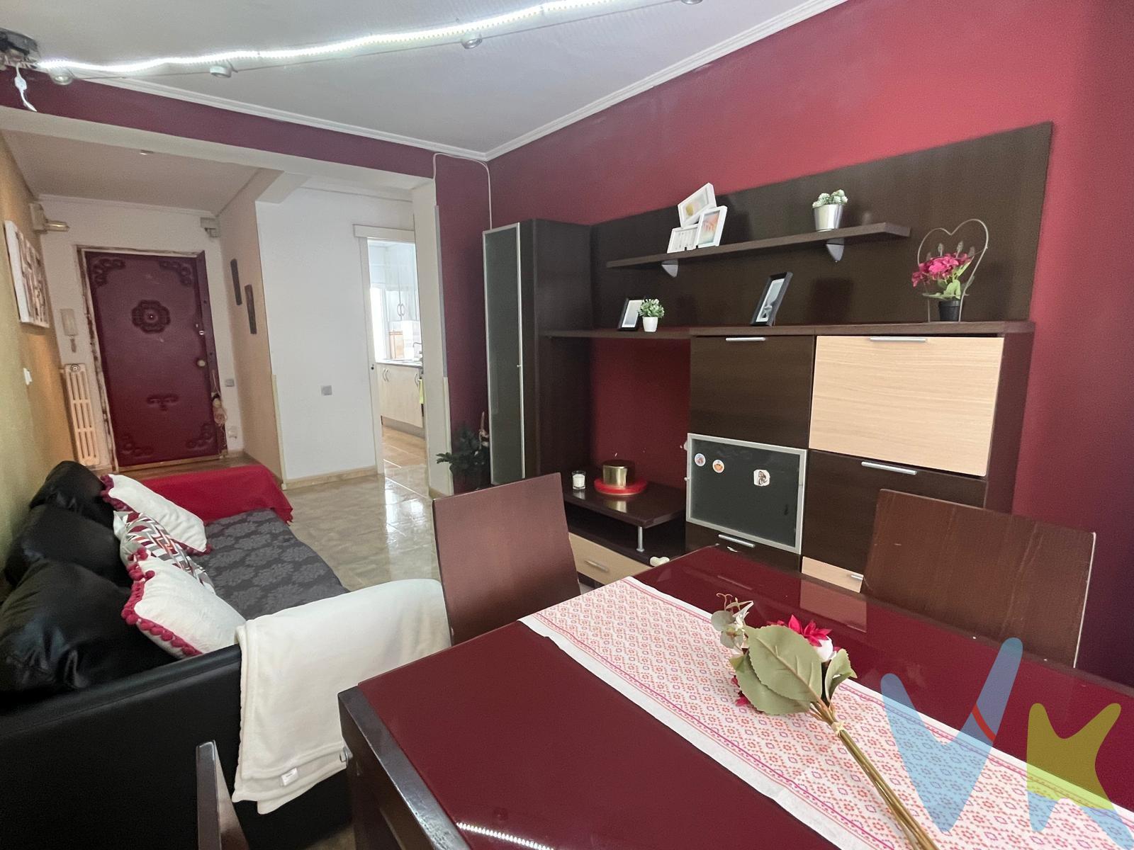 Te presentamos esta estupenda vivienda situada en una de las zonas más demandadas de Barañáin, a un paso de Pamplona y con una excelente comunicación mediante transporte público. Su ubicación es inmejorable: junto al complejo Hospitalario, cercana a la Universidad Pública (Facultad de Ciencias), la Universidad Privada, el Conservatorio de Música y muy próxima al polígono de Landaben. Barañáin cuenta con todos los servicios: comercios, centros educativos, zonas verdes, centros deportivos y mucho más. La vivienda se encuentra en un edificio con fachada ventilada ya rehabilitada y un portal reformado sin barreras arquitectónicas, lo que garantiza comodidad y eficiencia energética. Dispone de 70 m² útiles, muy bien distribuidos. Cuenta con:. - Luminoso salón-comedor con acceso a un balcón orientado al oeste, ideal para disfrutar del sol de la tarde. - Cocina independiente con una práctica zona de lavadero. - Tres dormitorios dobles, dos de ellos con armarios empotrados, que ofrecen un excelente espacio de almacenaje. - Baño con ventilación natural, una característica muy valorada por su confort y funcionalidad. Una vivienda cómoda, bien ubicada y con todas las ventajas para disfrutar de una vida práctica, tranquila y bien conectada. ¡No dejes pasar esta oportunidad! Ven a visitarla y descubre tu nuevo hogar en Barañáin. (Las superficies expresadas en esta página tienen carácter descriptivo y son aproximadas. Datos meramente informativos, sin valor contractual. El PVP indicado no incluye impuestos, gastos de transmisión).