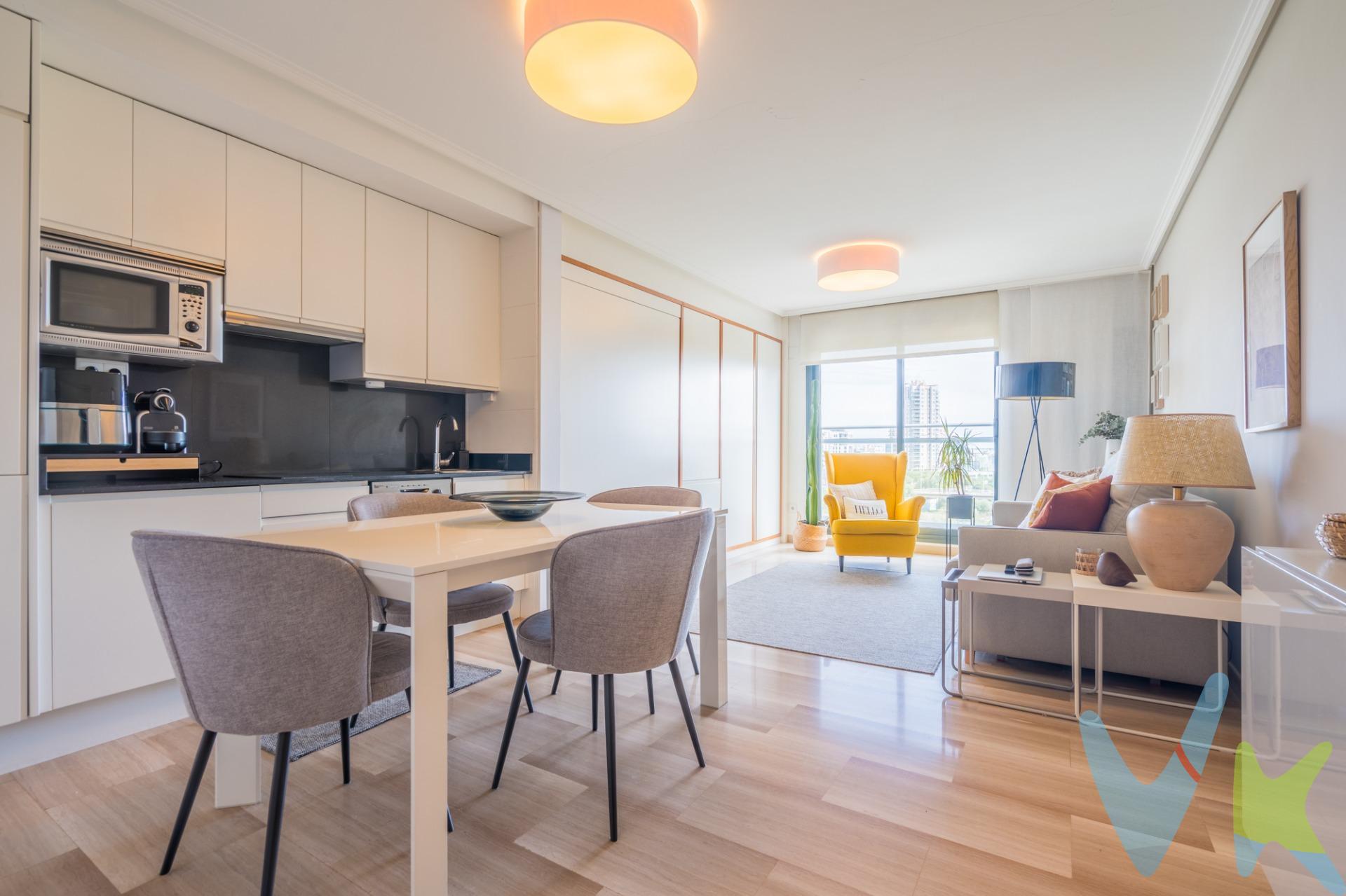 Espectacular Loft de en Primera Línea de la Alameda: Vistas a la Ciudad de las Ciencias. Texto del anuncio:. ¿Te imaginas despertar cada mañana con unas vistas privilegiadas de Valencia a tus pies?. Ubicado en una de las zonas más exclusivas, demandadas y revalorizadas de la ciudad —el Paseo de la Alameda—, este espectacular loft ofrece una combinación inigualable de diseño, luz mediterránea y una ubicación verdaderamente privilegiada en primera línea del cauce del río Turia. La Propiedad: Espacio, Luz y Diseño. Situado en un edifio moderno de 2005 (en perfecto estado de conservación y con buenas calidades constructivas), este loft ha sido concebido para exprimir al máximo el confort y el concepto de espacio abierto:. Buena zona de día: Una moderna cocina office, totalmente integrada y equipada, que fluye de manera natural hacia un salón inundado de luz natural gracias a sus grandes ventanales. Vistas: Desde el salón disfrutarás de unas panorámicas despejadas y precisas a la obra arquitectónica de Santiago Calatrava y al pulmón verde del jardín del Turia. Baño completo: De diseño funcional, moderno y en un estado impecable. Plaza de aparcamiento incluida: En una zona tan cotizada, la comodidad de aparcar en tu propio edificio con acceso directo es un lujo imprescindible. Estilo de vida y Ubicación:. Vivir aquí significa tener el mayor parque lineal de Europa como jardín privado. Ideal para hacer deporte, pasear o simplemente desconectar. A un paso de los centros comerciales de referencia (Aqua y El Saler), los mejores restaurantes de la zona y con una conexión excelente con el centro de la ciudad y la playa. Una propiedad perfecta tanto para establecer tu residencia de diseño, como para inversores que buscan un activo de alta rentabilidad y valor seguro en la mejor zona de Valencia. Ven a visitarlo y enamórate de sus vistas. Las oportunidades así no duran mucho en el mercado. ---------------------------------------------------------------------------------------------------------------------------. Por mandato expreso del propietario, comercializamos este inmueble en exclusiva, lo que le garantiza el acceso a toda la información. Por este motivo, se ruega no molestar al propietario, a los ocupantes de la propiedad o a los vecinos. Muchas gracias por su comprensión. Si usted es agente inmobiliario y tiene un cliente para este inmueble, llámenos: estaremos encantados de colaborar.