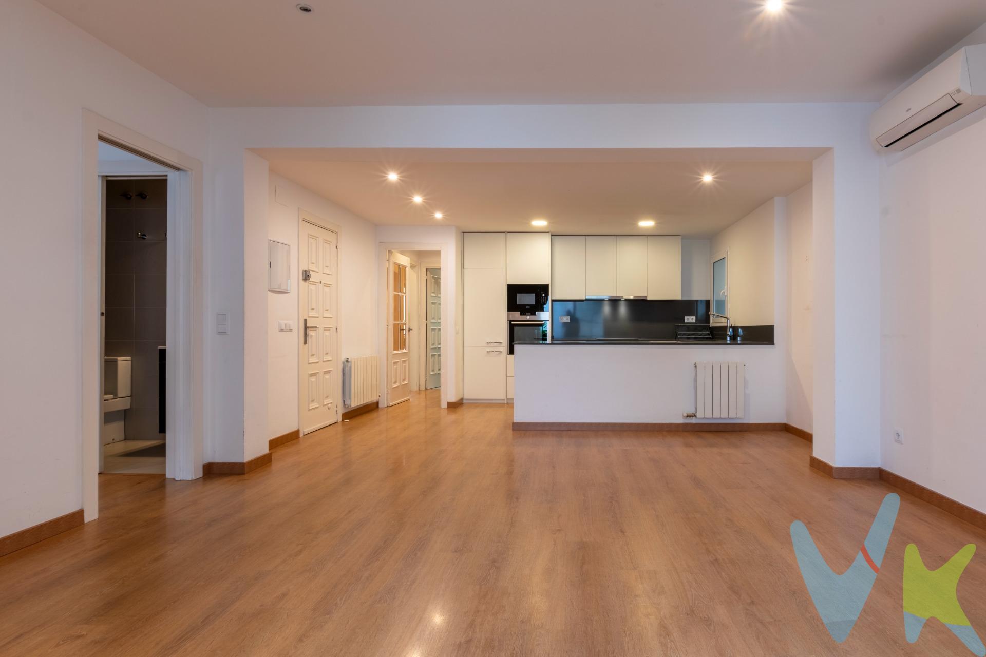 ¿Te imaginas vivir en una tranquila calle del centro de Sitges? . Tranquilidad absoluta, vecinos de toda la vida y todo Sitges para que lo disfrutes a tan solo dos pasos. Pues aquí tienes esta joya inmobiliaria: un piso totalmente reformado y listo para estrenar tu nueva vida, ubicado en una zona privilegiada del centro, a tan solo 150 metros de la arena de la playa  y del Paseo Marítimo. Diseño, Luz y Funcionalidad . Esta vivienda de 104 m² construidos  se ha diseñado pensando en disfrutar del hogar. Al entrar, te recibe una sensación de amplitud gracias a su cocina americana equipada, que se integra perfectamente con el gran salón-comedor. Es el espacio ideal para cocinar con una copa de vino mientras compartes el día con tu familia o amigos. Desde el salón, accedes a lo que todos buscamos en Sitges: la terraza. Con orientación Oeste, tendrás luz natural garantizada y esas tardes de sol dorado de verano que tanto nos gustan. Es el tamaño perfecto para una mesa, cenar al fresco y relajarte. Distribución Inteligente. La zona de noche, muy bien aprovechada en sus 77 m² útiles, cuenta con: . 3 Habitaciones: Espacios versátiles para descansar, montar tu despacho o recibir visitas. 2 Baños completos: Modernos y funcionales, reformados con gusto. Armarios empotrados  para que el orden reine en casa. Confort Total y Sin Reformas . Olvídate de obras. Este piso del año 1975 ha sido actualizado para ofrecer el confort moderno: cuenta con aire acondicionado , calefacción, suelos impecables y carpintería de calidad. Es un "llave en mano" de manual. . Sitges: Tu mejor inversión en calidad de vida . Vivir aquí es un lujo. Estás en el epicentro de la vida social, cultural y gastronómica, pero en una calle que respira calma. Además, la logística es inmejorable:. Conexión directa con el Aeropuerto de Barcelona (25 min). Trenes al centro de Barcelona cada 15 min. Y lo más importante: el mar a dos pasos. No es solo un piso, es la base de operaciones perfecta para disfrutar del Mediterráneo. ¿Te ves aquí? Nosotros también. . En Factor Immobiliari sabemos que las oportunidades en esta calle vuelan. Contáctanos y agendemos una visita antes de que se reserve. Importante: ITE Desfavorable. __________________________________________. Nota: en los importes indicados no se hayan incluidos los impuestos y tasas aplicables a la compra o alquiler del bien inmueble. Las fotografías, videos, planos y demás documentación gráfica pueden no corresponder con la realidad actual, así como los metrajes y superficies, y no tienen carácter contractual. Salvo indicación contraria, los muebles y equipamiento que aparecen en el anuncio no están incluidos en el precio. La vivienda dispone de Certificado Energético y Cédula de Habitabilidad vigentes.