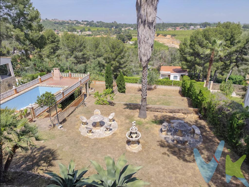  Descubra una espectacular casa independiente en venta ubicada en la encantadora localidad de Chiva. Esta maravillosa propiedad, construida en 1977, ofrece un espacio incomparable con 356 metros cuadrados útiles y un total de 404 metros cuadrados construidos y 1.800 metros de parcela ideal para inversores que quieran segregar la parcela y construir varias viviendas. No deje pasar la oportunidad de visitar este excepcional inmueble que combina comodidad y amplitud en una ubicación privilegiada.La casa cuenta con seis habitaciones bien distribuidas, proporcionándole un entorno espacioso ideal para familias numerosas o para aquellos que buscan amplitud. El garaje privado añade un elemento de comodidad, garantizando que siempre tenga un lugar seguro para sus vehículos. Además, cuenta con un trastero que ofrece espacio adicional para almacenamiento, ideal para mantener el hogar organizado y despejado.Esta magnífica propiedad se encuentra en una extensa parcela de 1.800 metros cuadrados que ofrece múltiples posibilidades para disfrutar del aire libre. La zona ajardinada es perfecta para quienes desean disfrutar de la naturaleza desde la comodidad de su hogar. De igual forma, la propiedad incluye una impresionante piscina, ideal para refrescarse durante los calurosos días de verano y pasar inolvidables momentos de ocio con familiares y amigos.Uno de los aspectos más atractivos de esta casa es su conveniente ubicación. La presencia de un servicio de transporte público cercano facilita el acceso a otras áreas, lo que añade un alto grado de conveniencia para los desplazamientos diarios. La amplitud de sus espacios interiores garantiza la versatilidad y el confort necesarios para crear el hogar de sus sueños. Las dimensiones de la propiedad permiten la personalización de los espacios según sus preferencias y necesidades, convirtiéndose en un marco perfecto para diseñar un entorno totalmente adaptado a sus deseos.La oportunidad de experimentar la vida en esta impresionante casa independiente es única. La integración de la piscina y la zona ajardinada ofrecen un oasis de tranquilidad y disfrute en medio de un entorno residencial envidiable.Los atractivos de esta vivienda no se limitan meramente a su estructura ni a su parcela generosa. Su localización en Chiva la sitúa en un entorno culturalmente enriquecido y con un entorno natural envidiable, haciendo de esta residencia una elección ideal para quienes valoran el equilibrio entre tranquilidad y accesibilidad.No hay mejor manera de apreciar el encanto de esta casa que experimentándola de primera mano. Por ello, le invitamos cordialmente a visitar este maravilloso inmueble y descubrir todas y cada una de las ventajas que tiene para ofrecer. Estamos seguros de que su encanto y sus características distintivas conquistarán su corazón.Si está interesado en conocer todos los detalles sobre esta propiedad única, no dude en ponerse en contacto. Estaremos encantados de proporcionarle toda la información adicional que precise y de organizar una visita para que pueda experimentar por usted mismo todo lo que este hogar tiene para ofrecer. Su futura residencia le espera en Chiva, un lugar donde podrá disfrutar de una calidad de vida extraordinaria. 